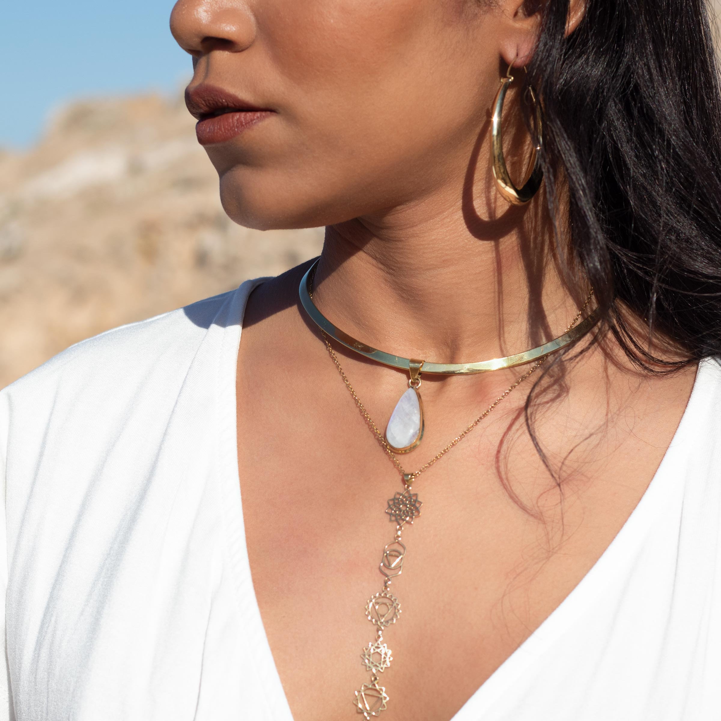 modelo con colgante chakras y charm piedra lunar