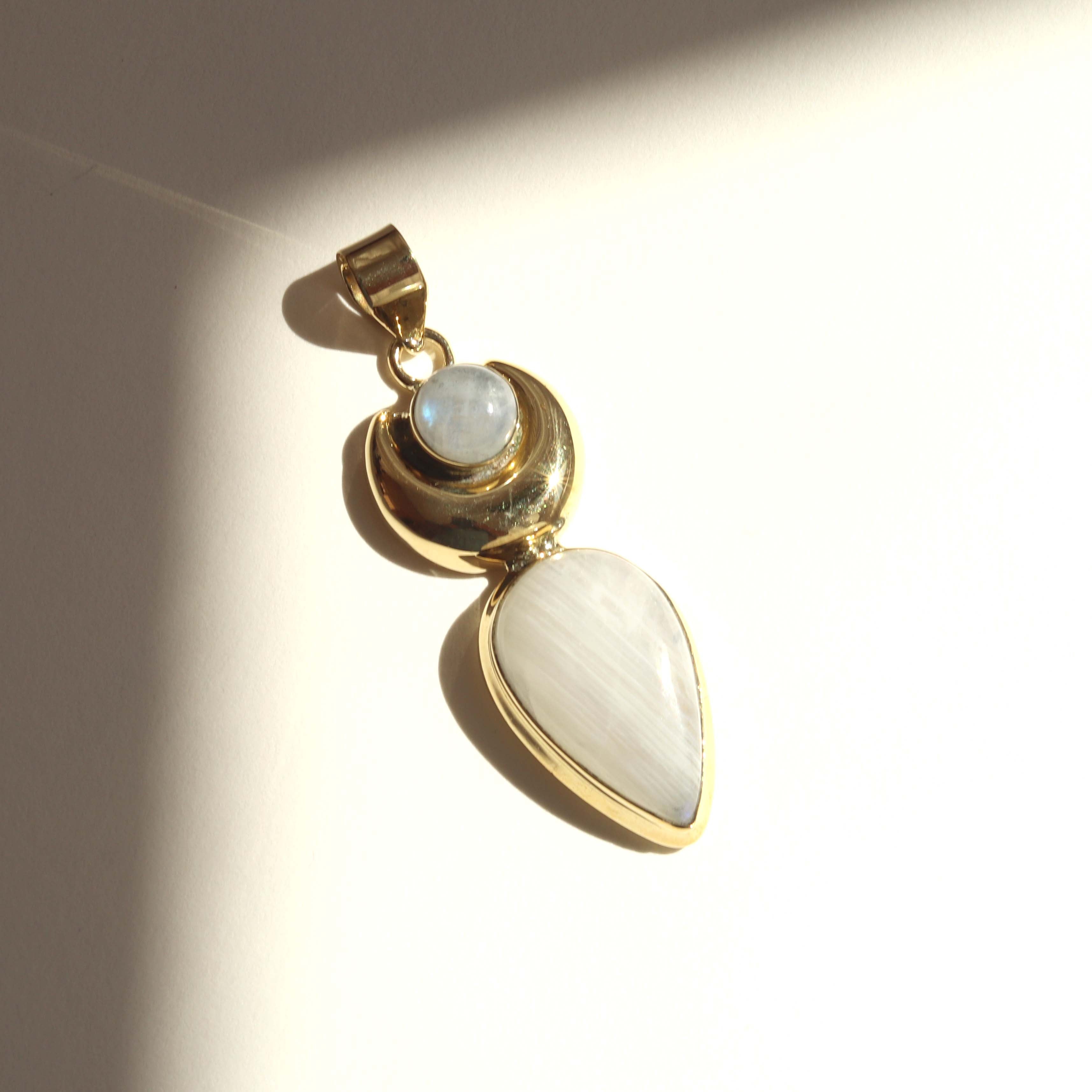 colgante venus piedra lunar dorado