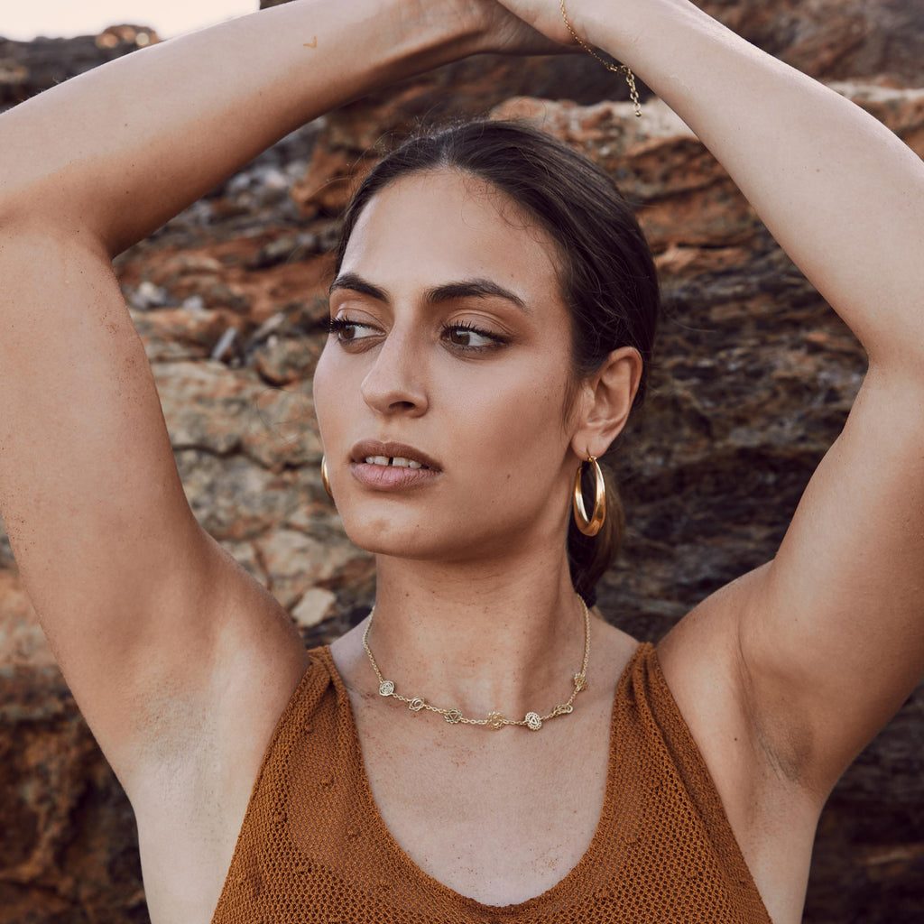 modelo con choker chakras dorado y pendientes Lia 