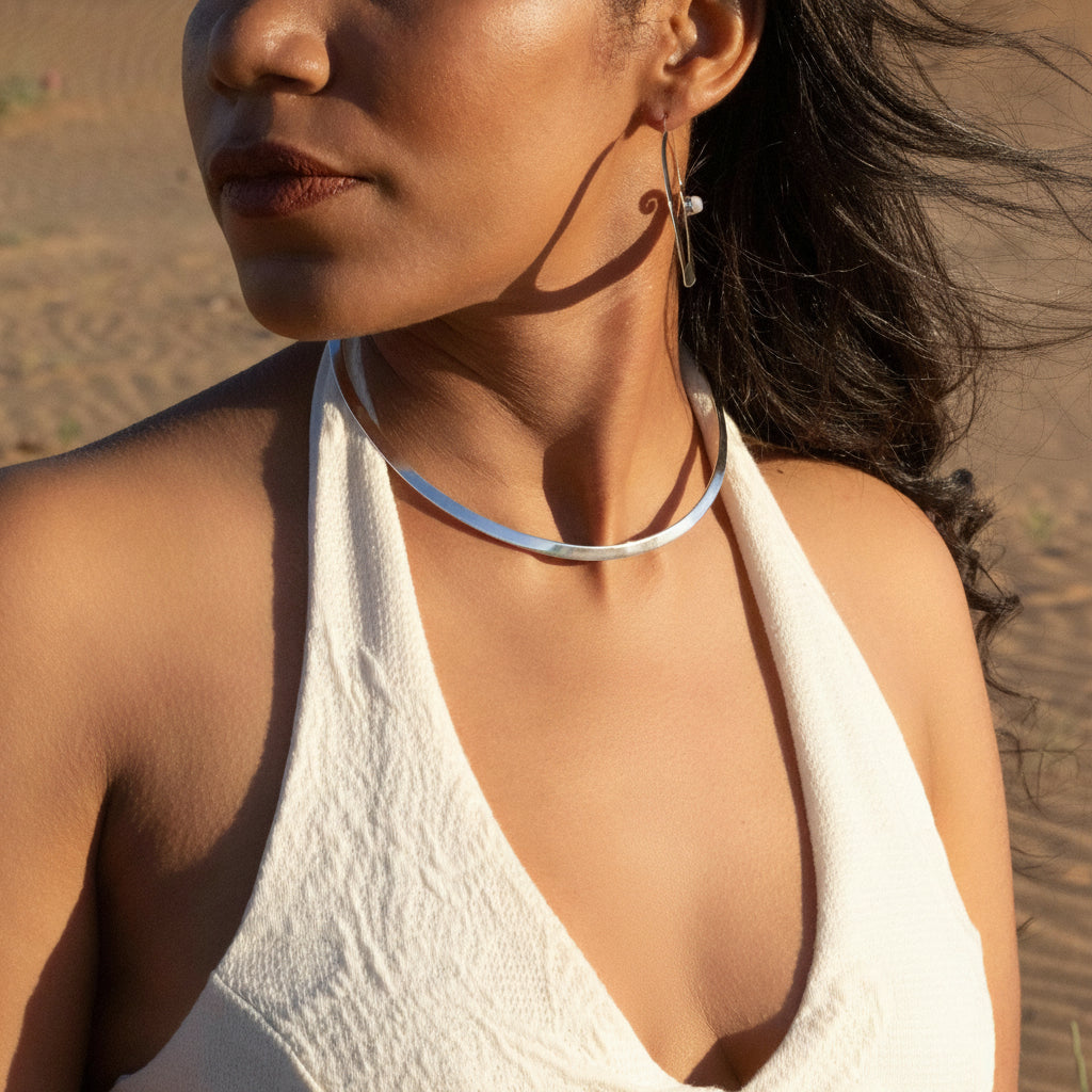 modelo con choker ina y colgante chakras