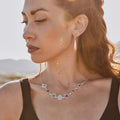 modelo con choker chakras plateado con piedras