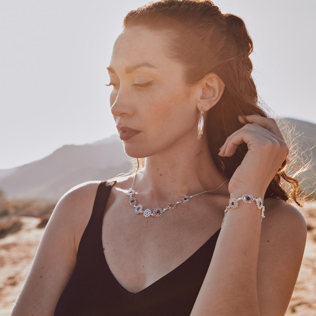 modelo con choker chakras plateado con piedras