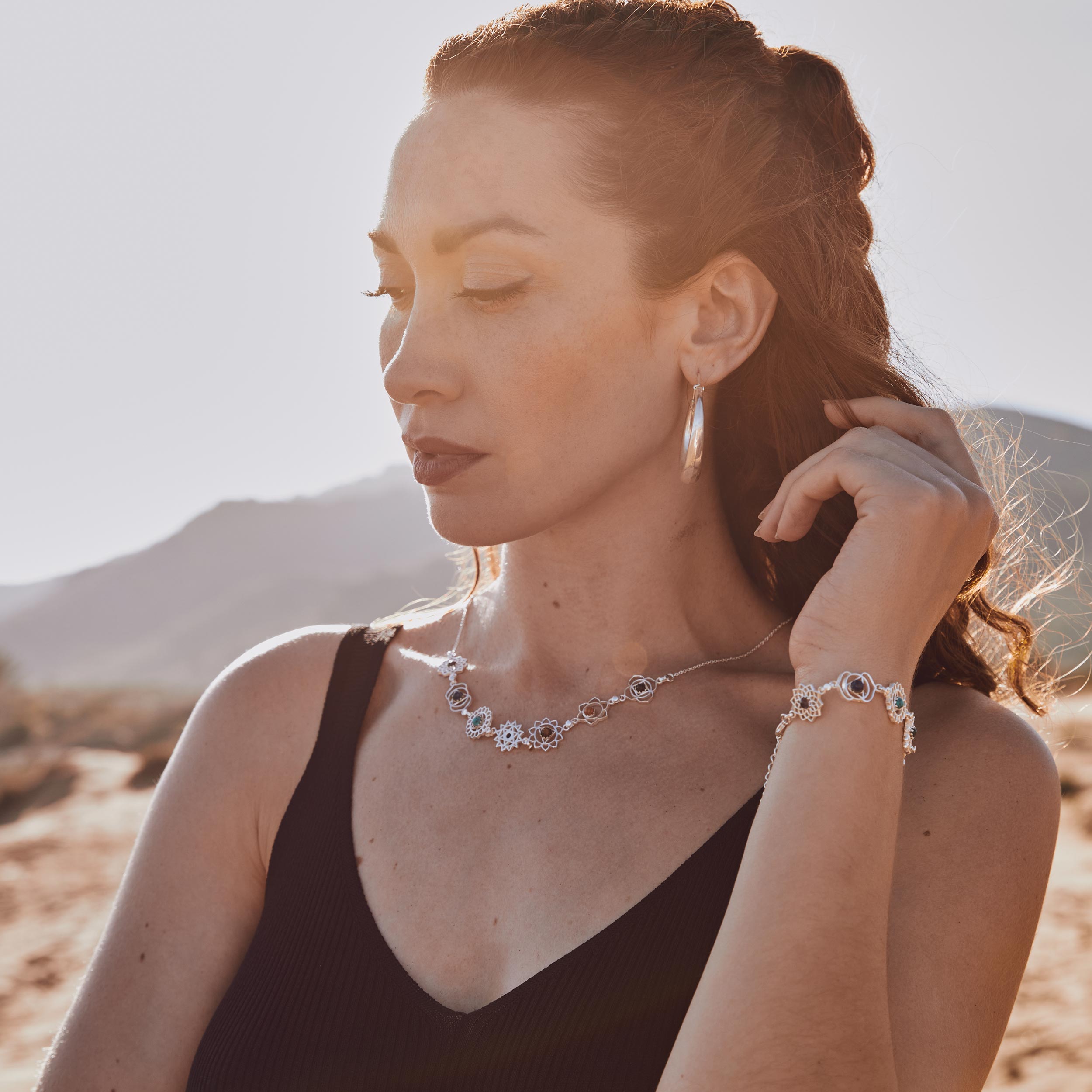 modelo con choker chakras plateado con piedras
