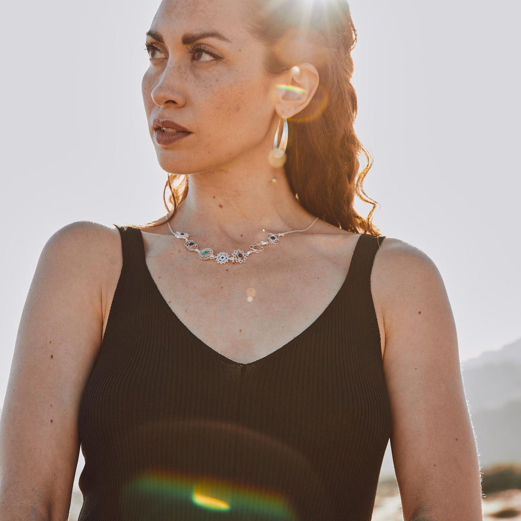 modelo con choker chakras y pendientes lia