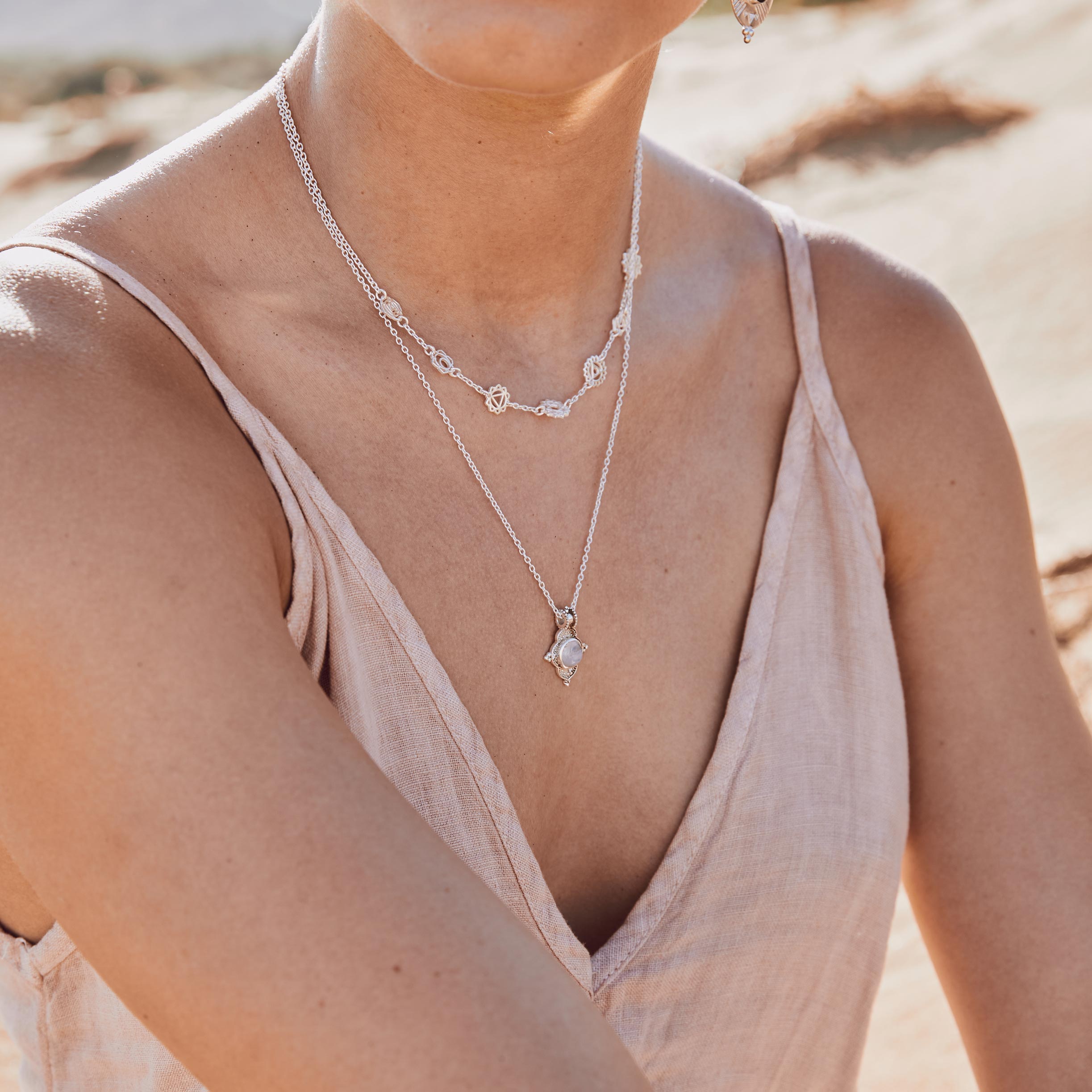 modelo con choker chakras y collar kala piedra lunar 