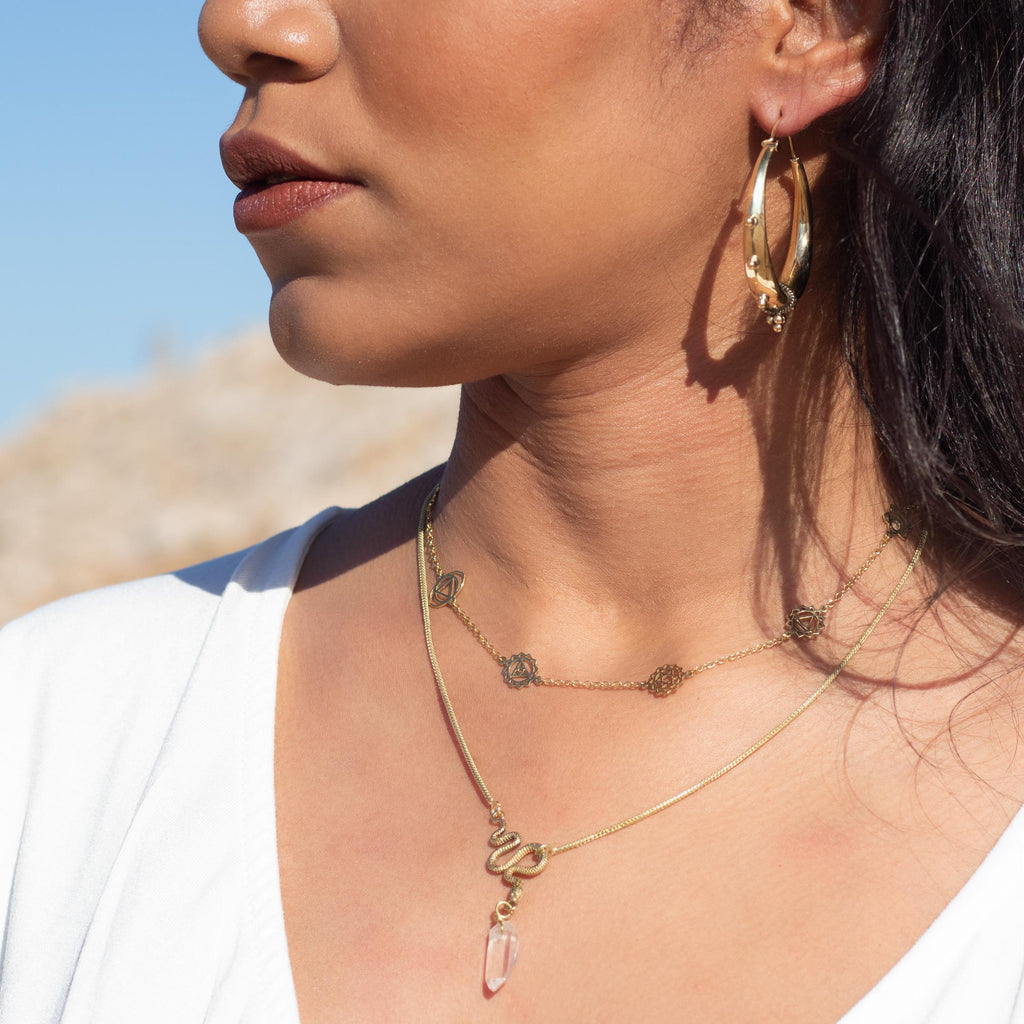 modelo con choker chakras y serpent pendant