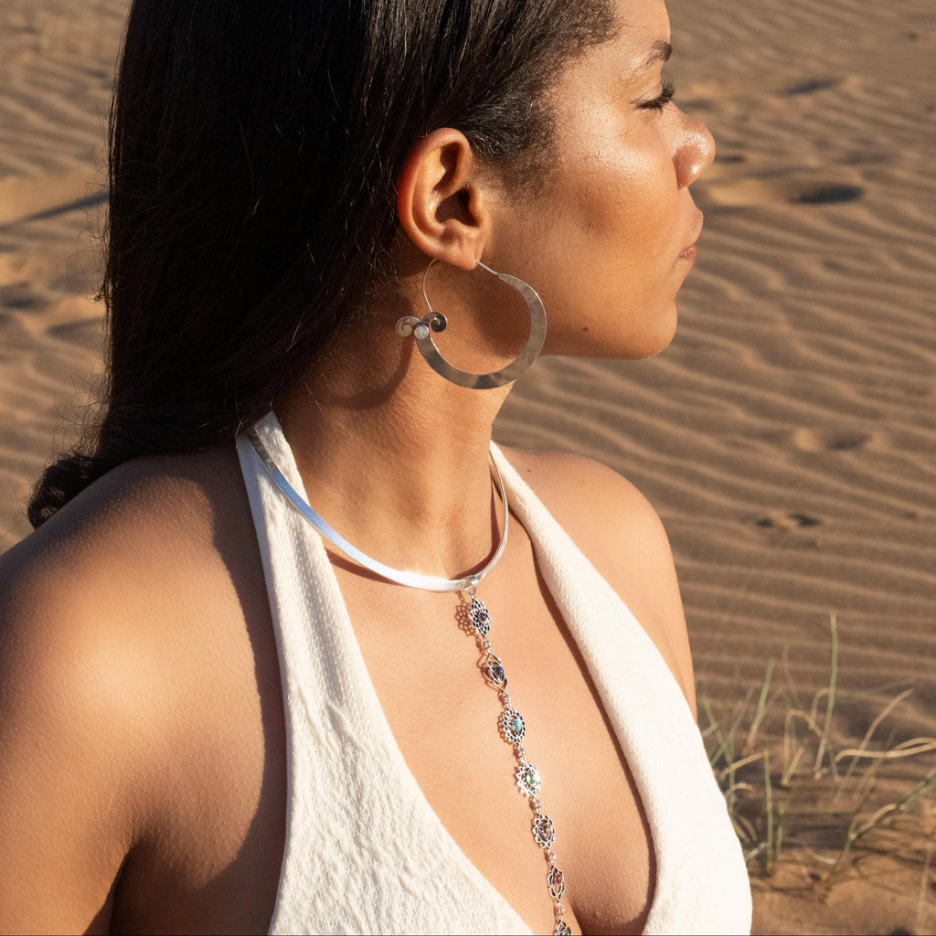 modelo con choker ina plateado y chakras piedras