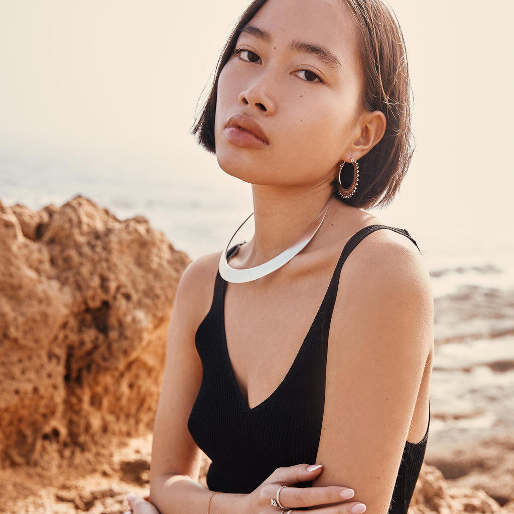 modelo con pendientes Afghan y choker zahra