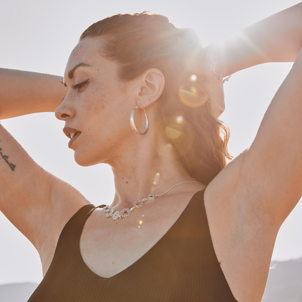 modelo con choker chakras y pendientes lia