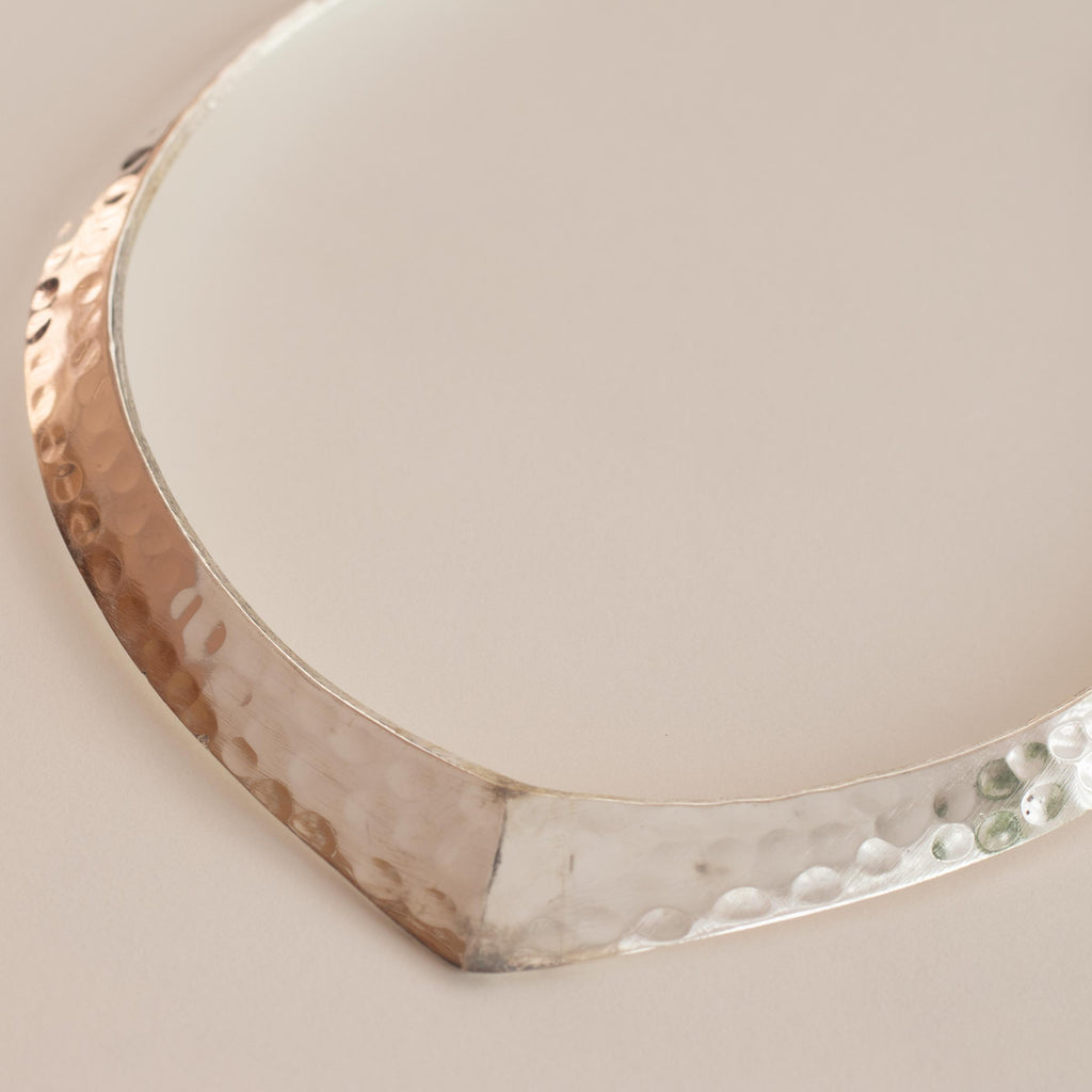 detalle choker sita fondo blanco