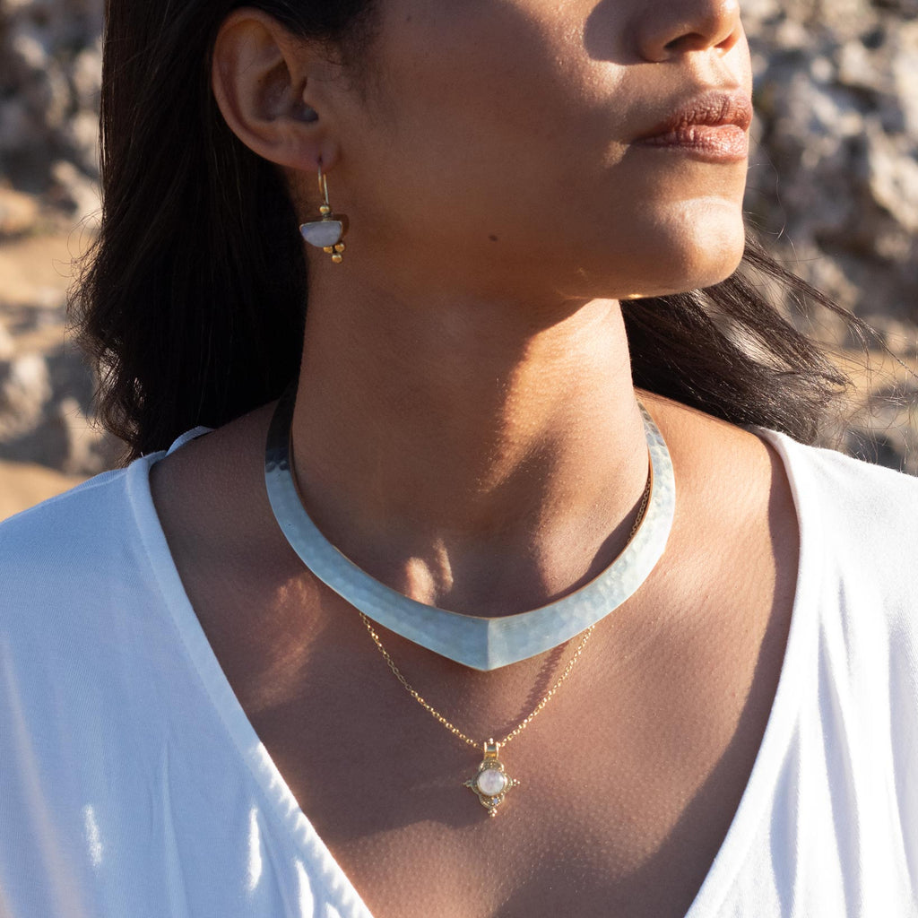 modelo con choker sita y colgante kala