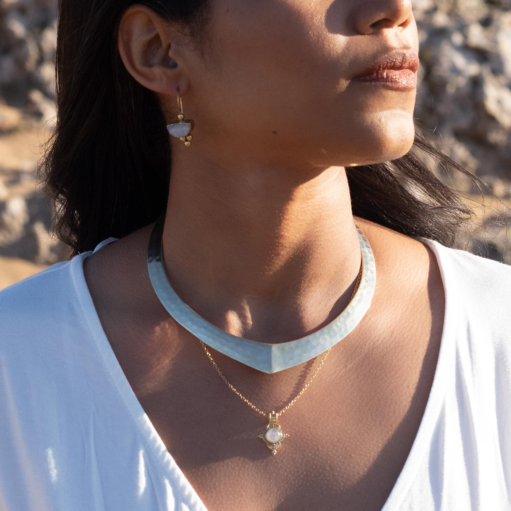 modelo con choker sita y colgante kala