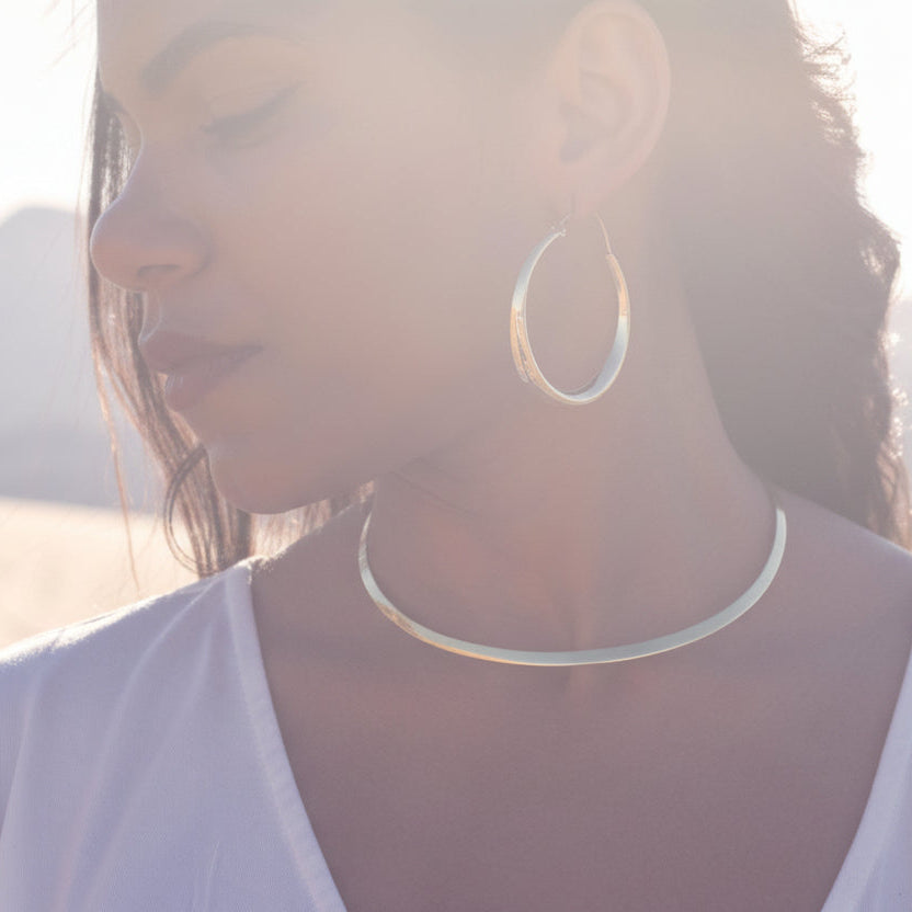 modelo con choker y colgante chakras
