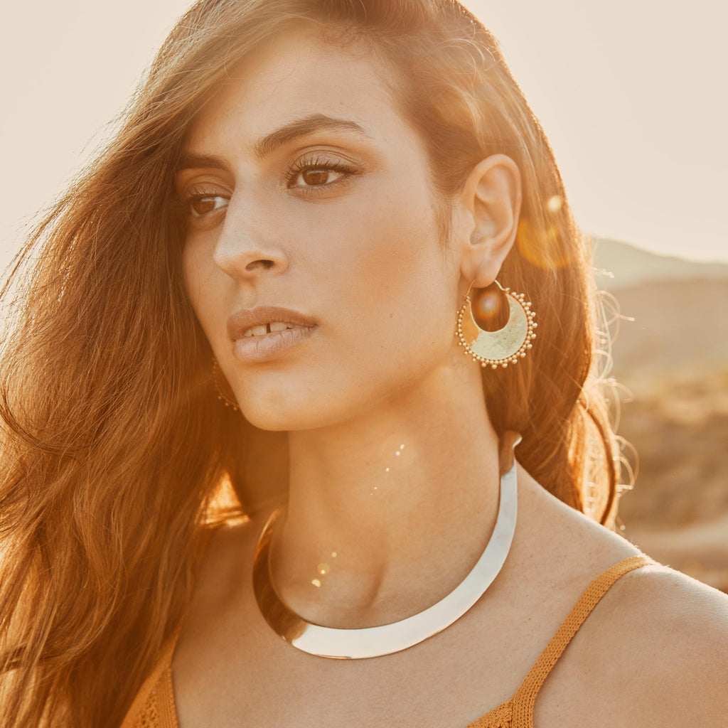 modelo con choker zahra y pendientes Nara