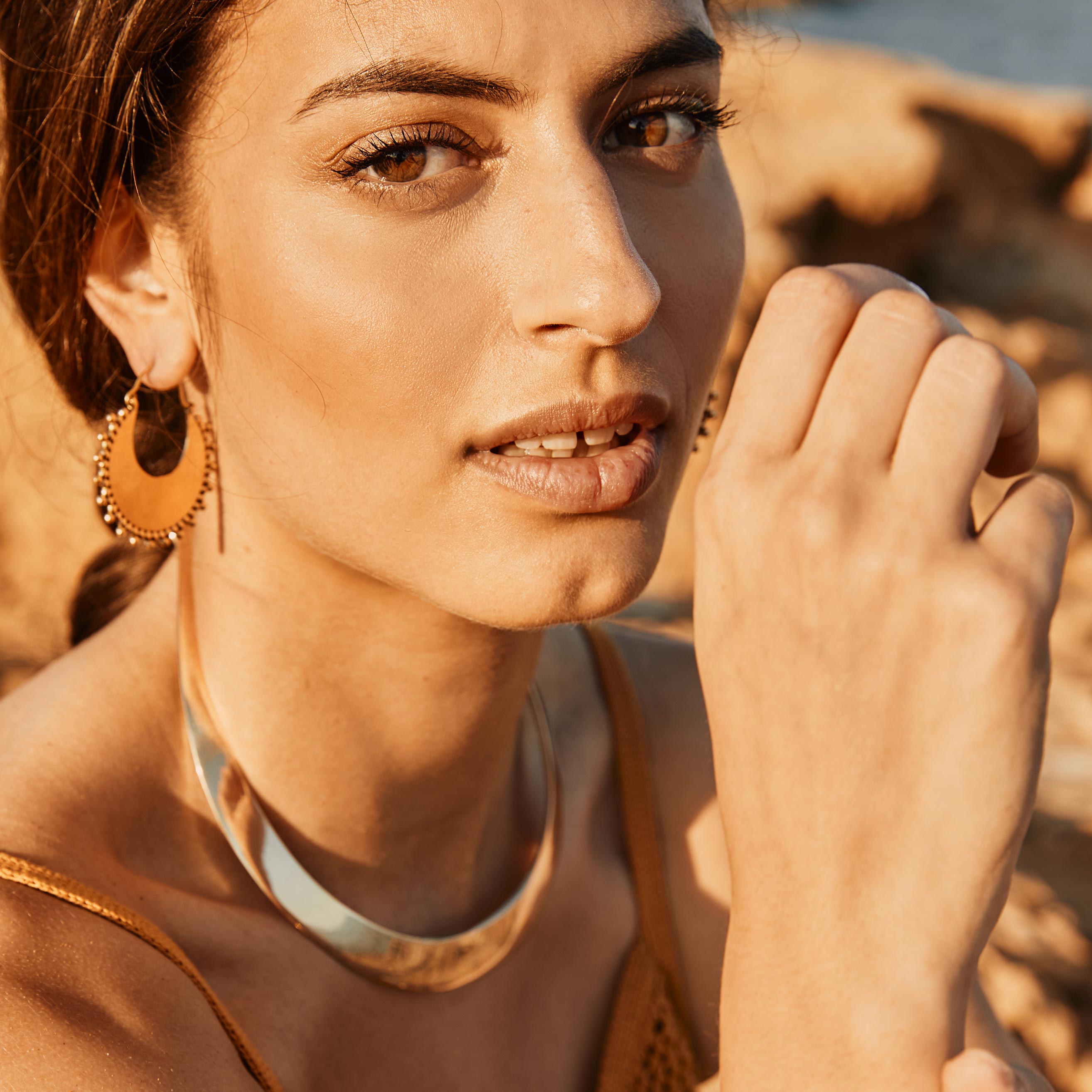 modelo con choker zahra y pendientes Nara