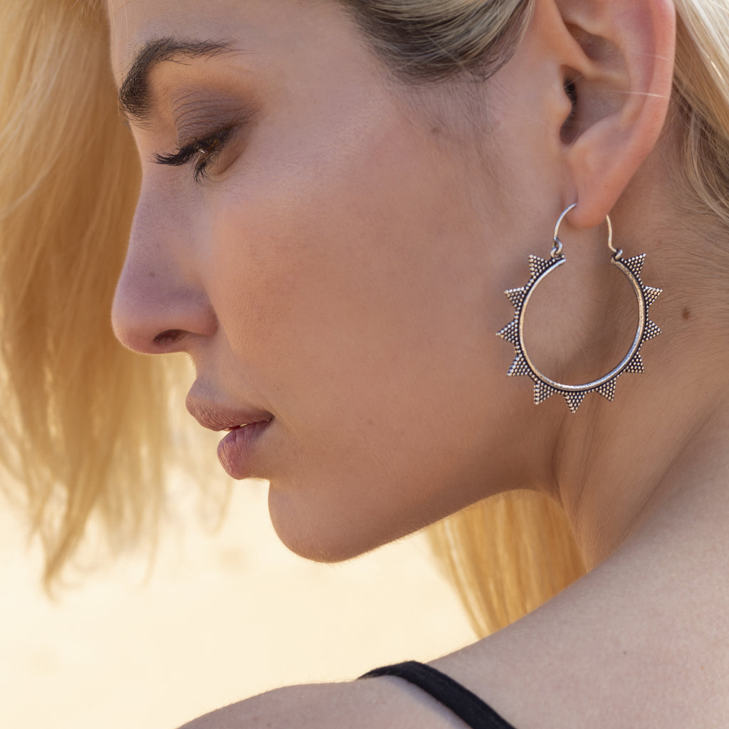 modelo con pendientes Cira plata