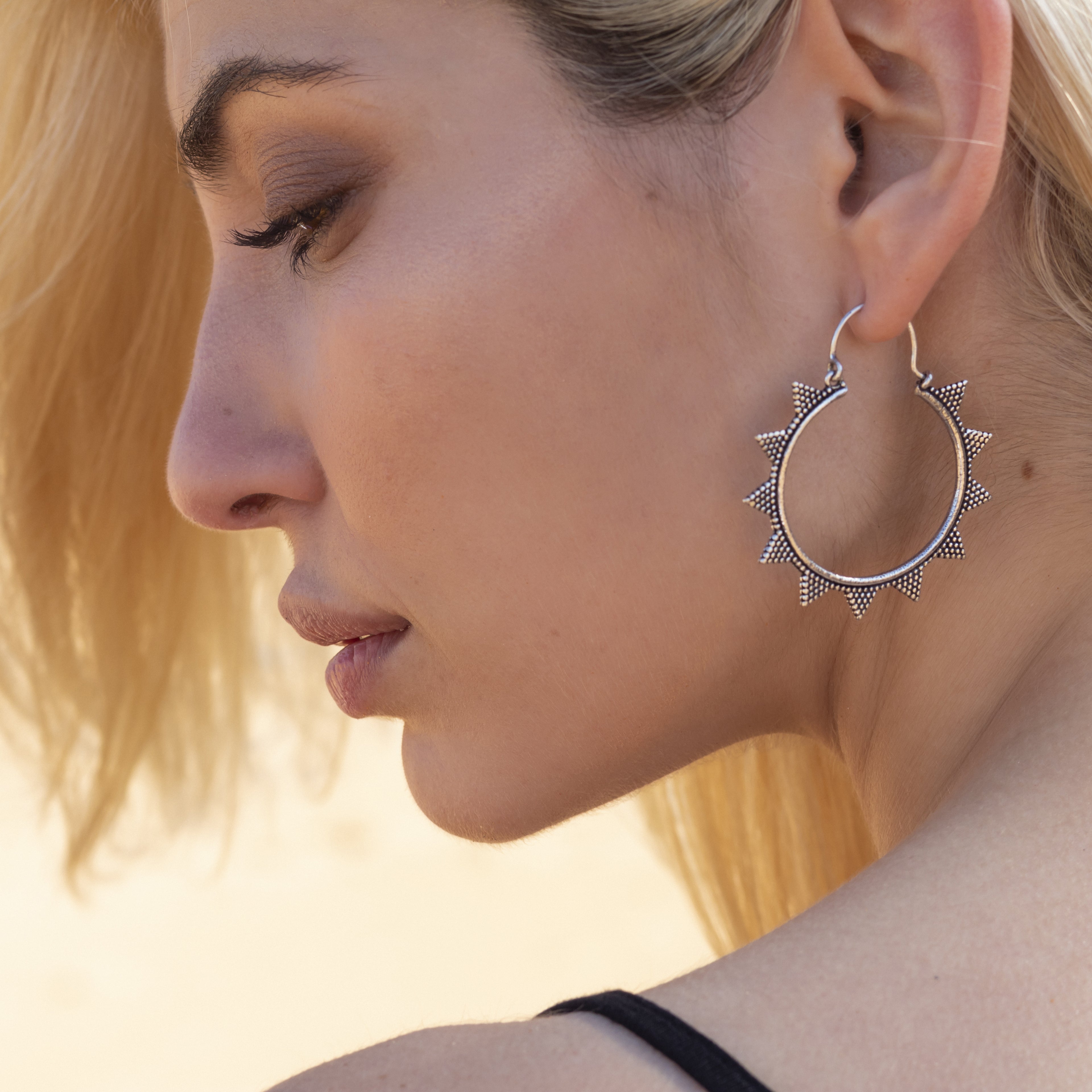 modelo con pendientes Cira plata