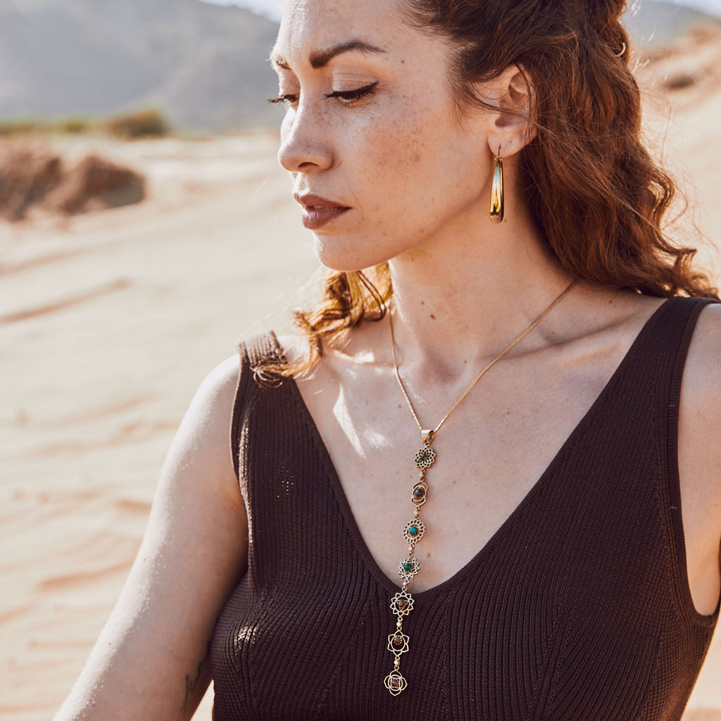 modelo con colgante siete chakras piedras dorado