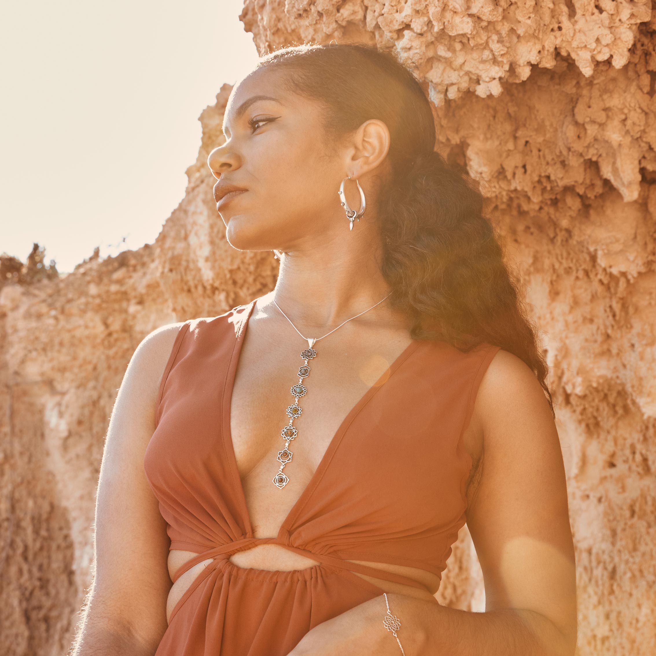 modelo con colgante siete chakras piedras plateado  pendientes spike large M