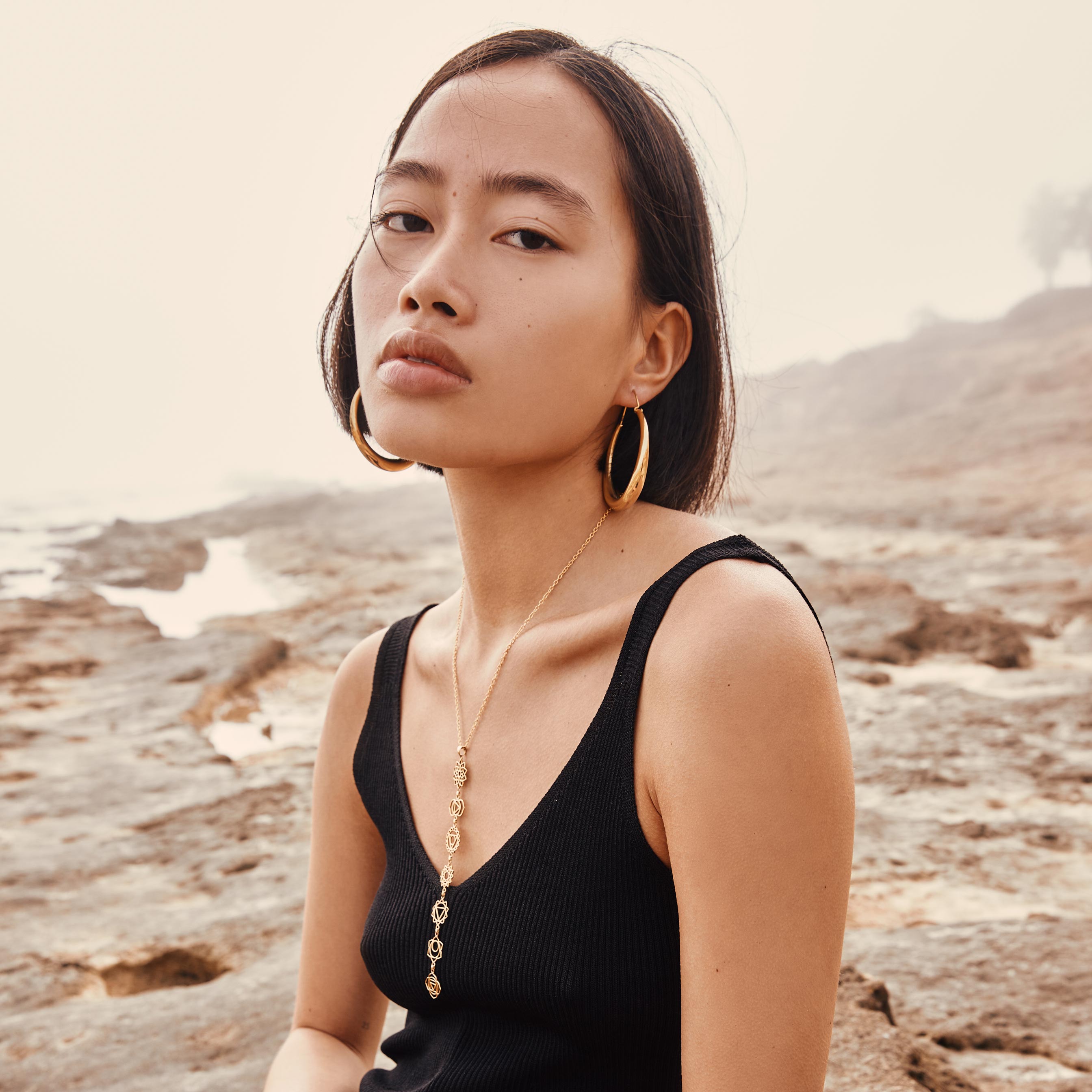 modelo con colgante siete chakras oro y pendientes Lia