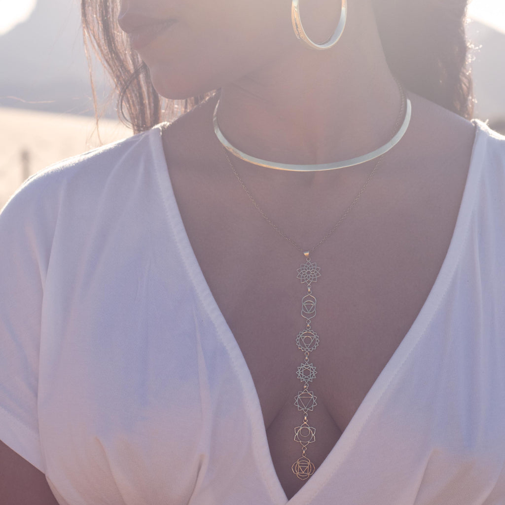 modelo con colgante chakras dorado