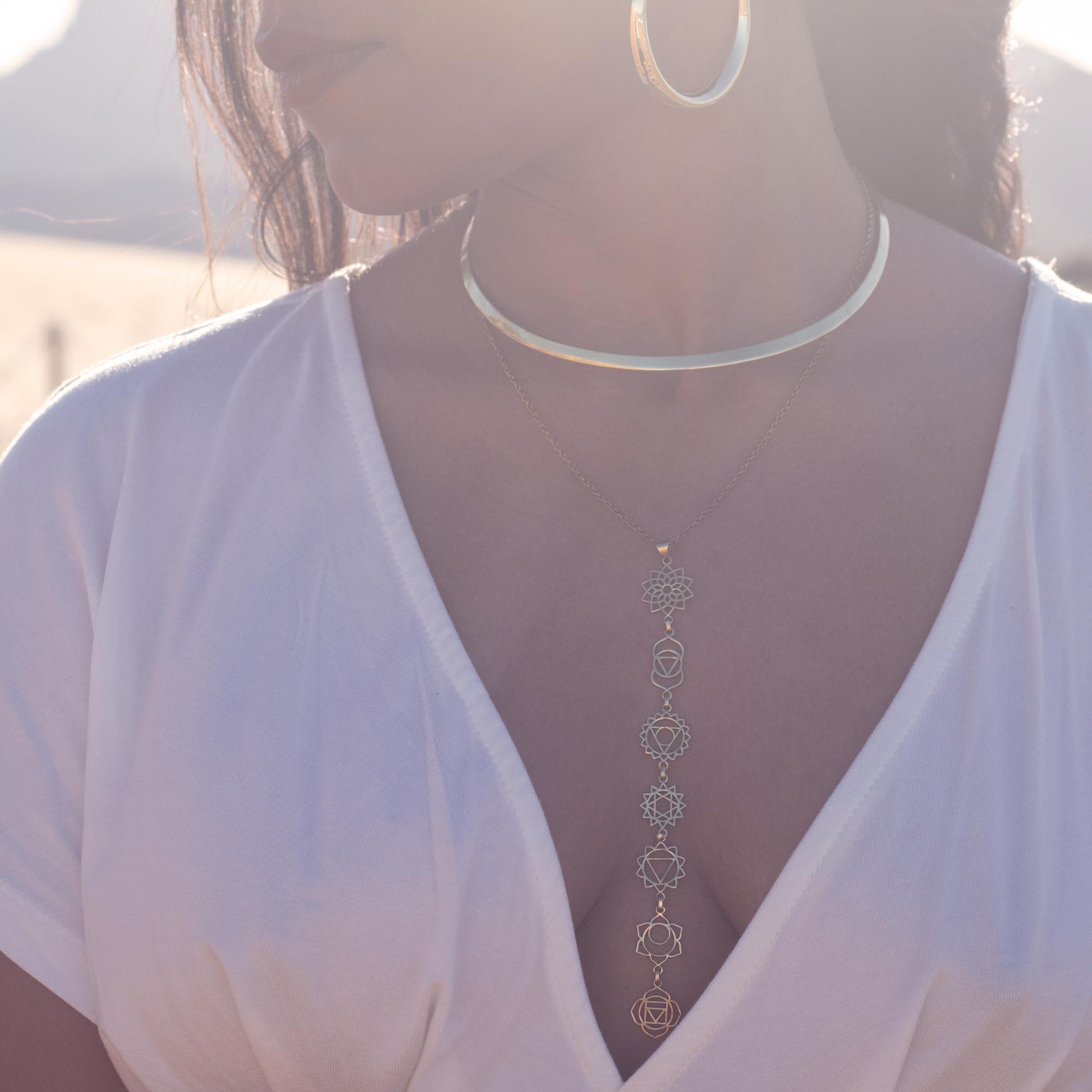 modelo con colgante chakras dorado