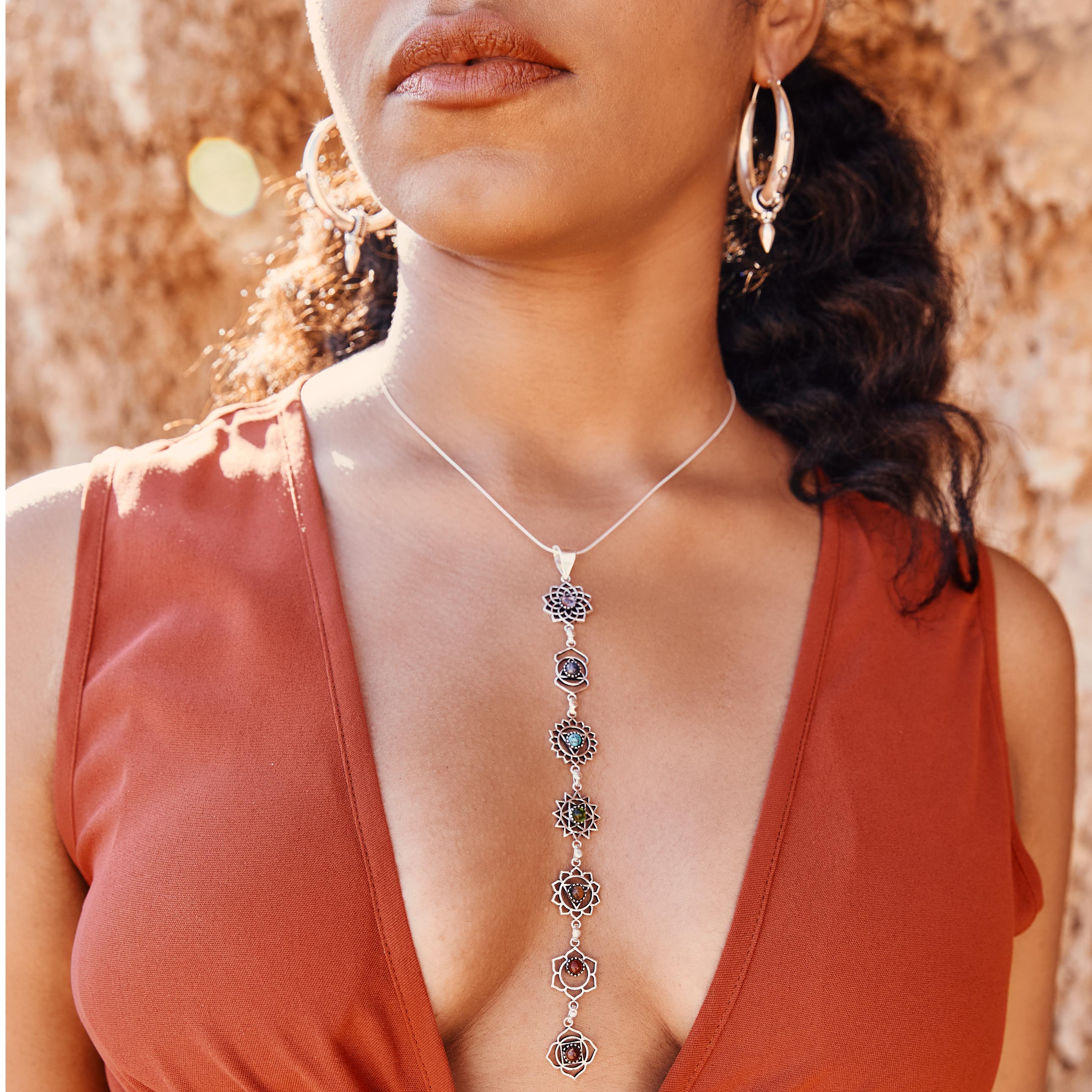 modelo con colgante siete chakras piedras plateado  pendientes spike large M