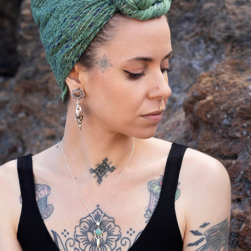 modelo con colgante chandra piedra lunar  y pendientes spike M