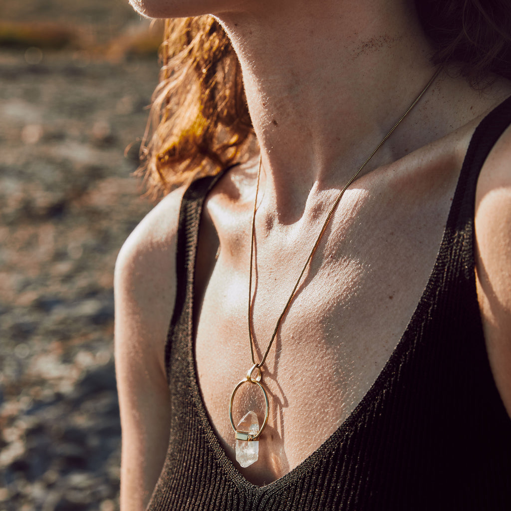 modelo con colgante cuarzo dorado