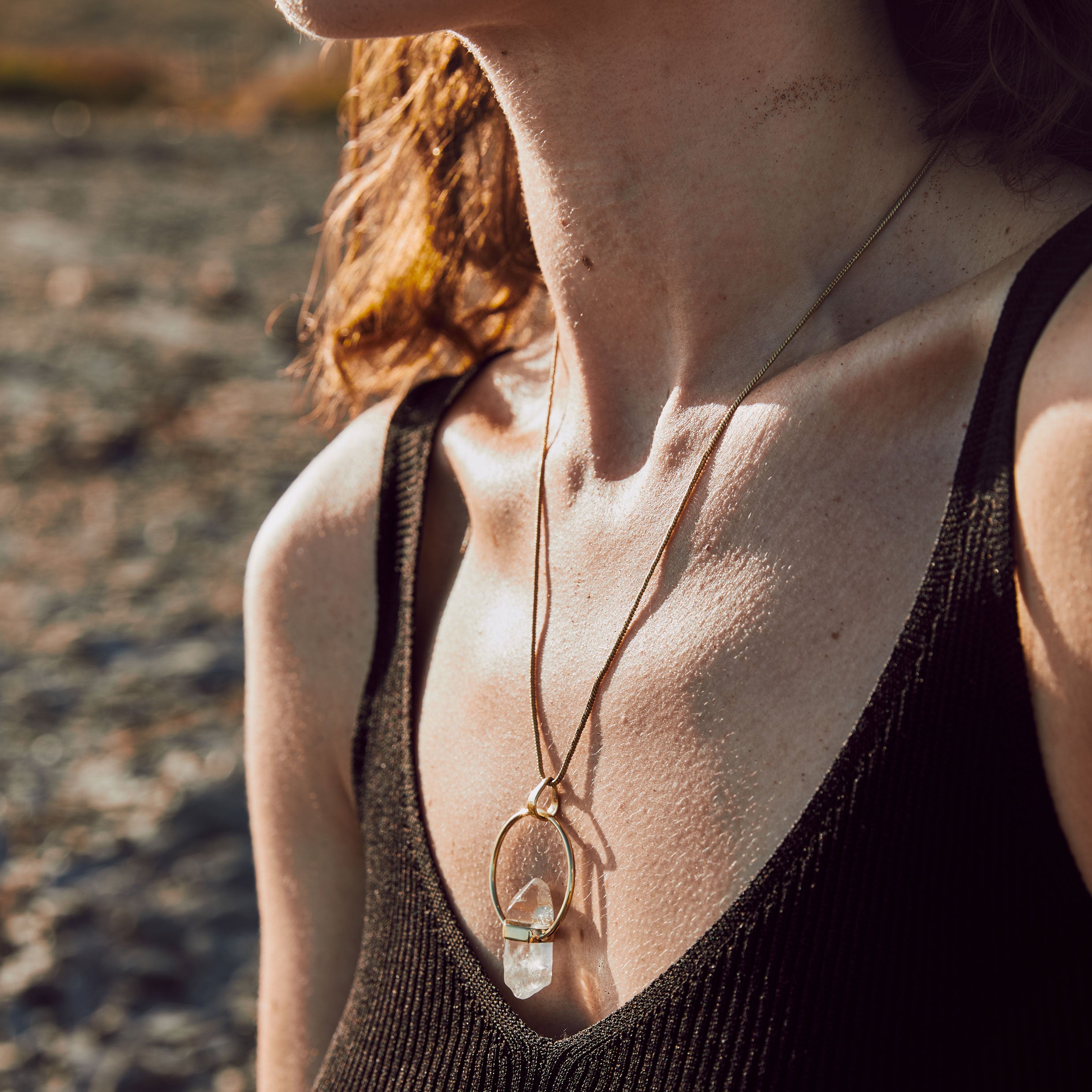 modelo con colgante cuarzo dorado