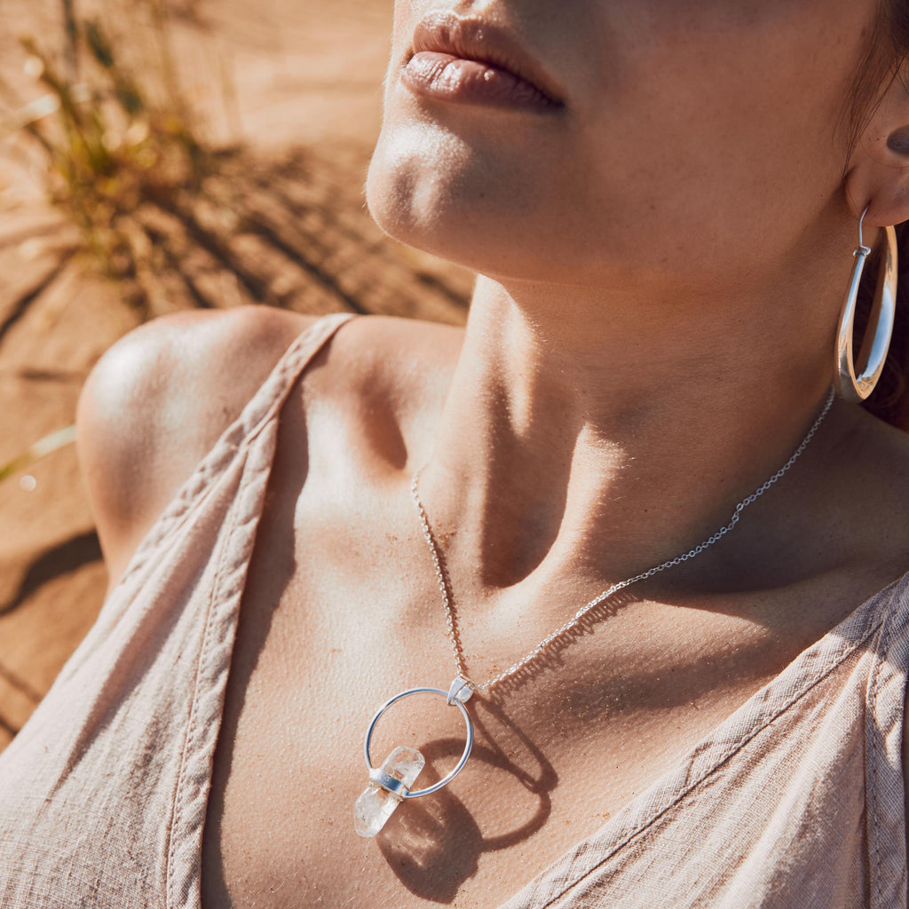 modelo con colgante cuarzo plata y pendientes Lia