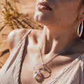 modelo con colgante cuarzo plata y pendientes Lia