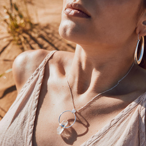 modelo con colgante cuarzo plata y pendientes Lia
