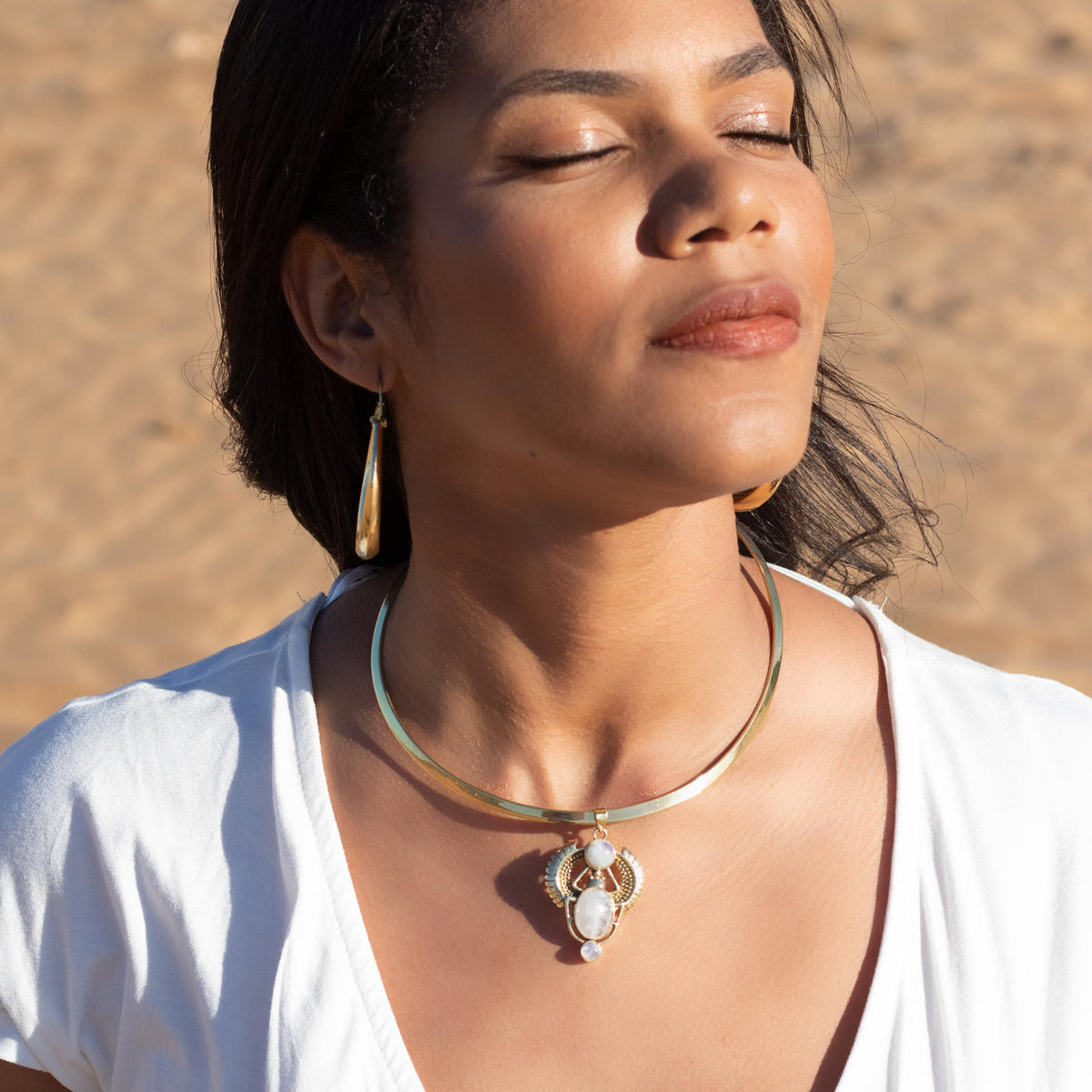 modelo con colgante kephri piedra lunar