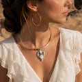 modelo con colgante dorado moonstone kephri