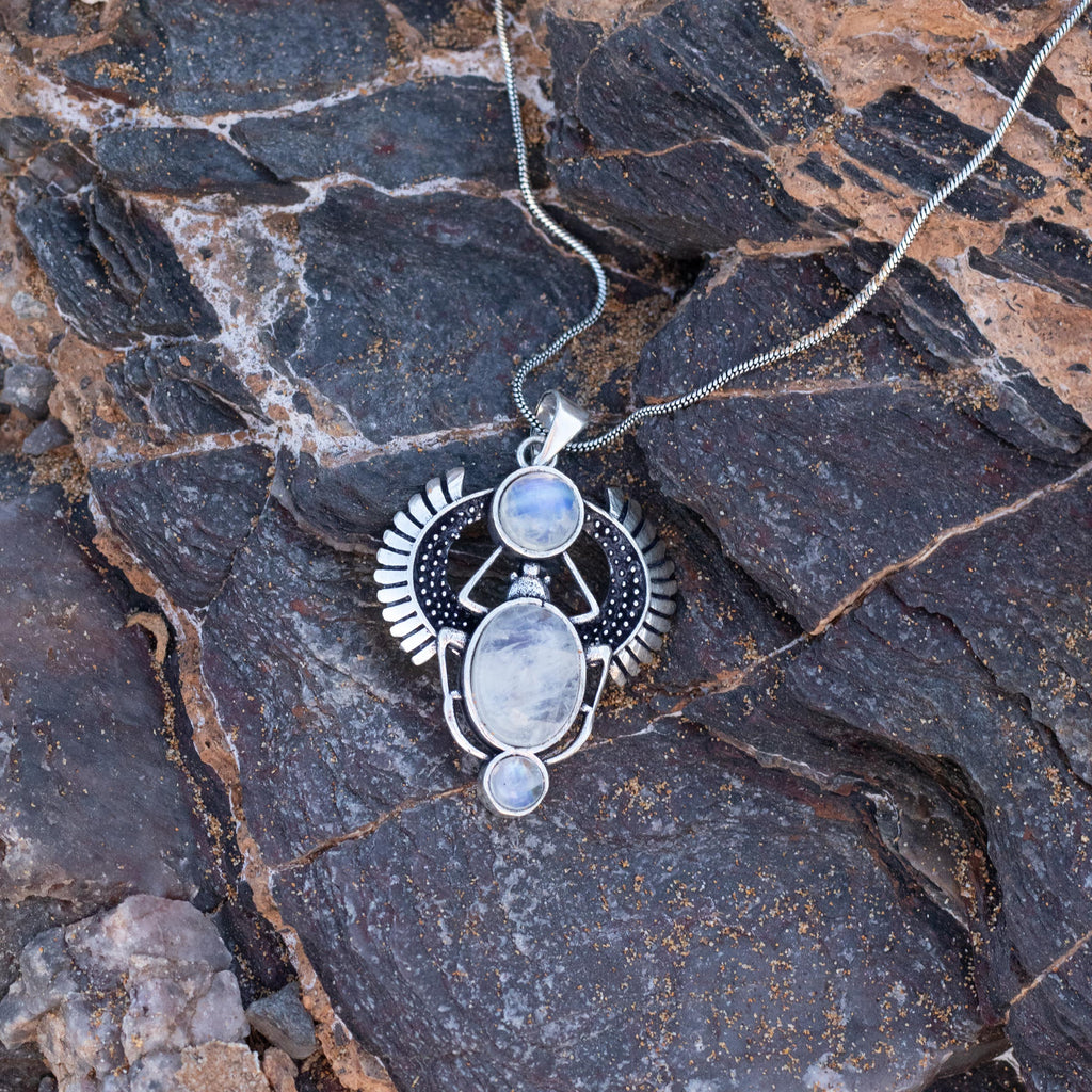 Collar kephri plata y piedra lunar