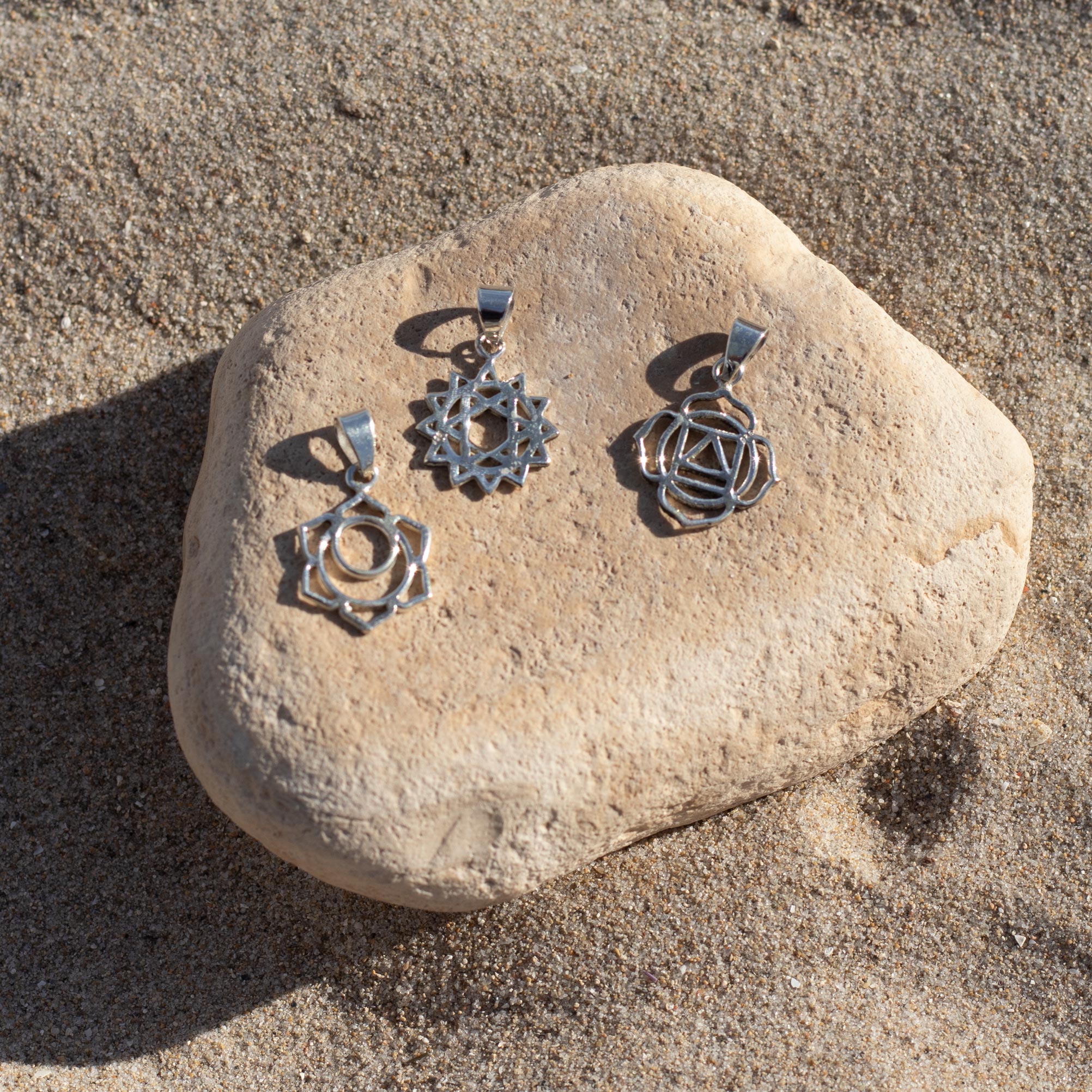 colgantes chakras sobre piedra