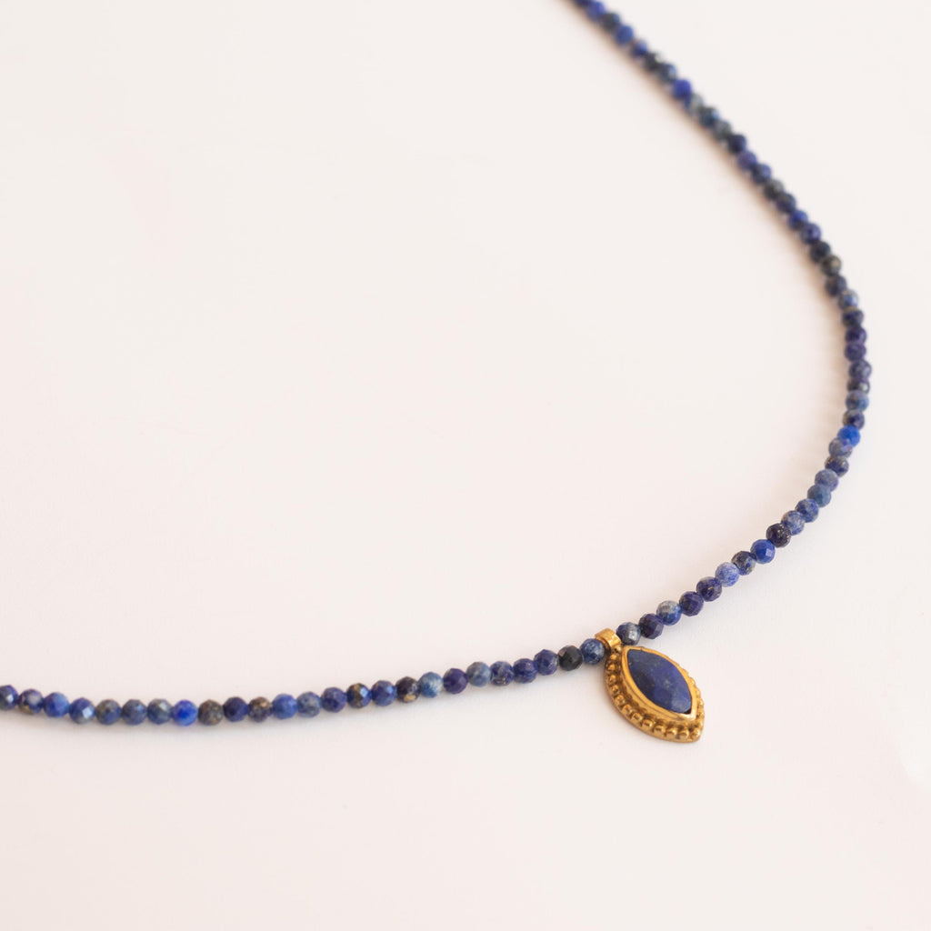 collar lapislázuli charm