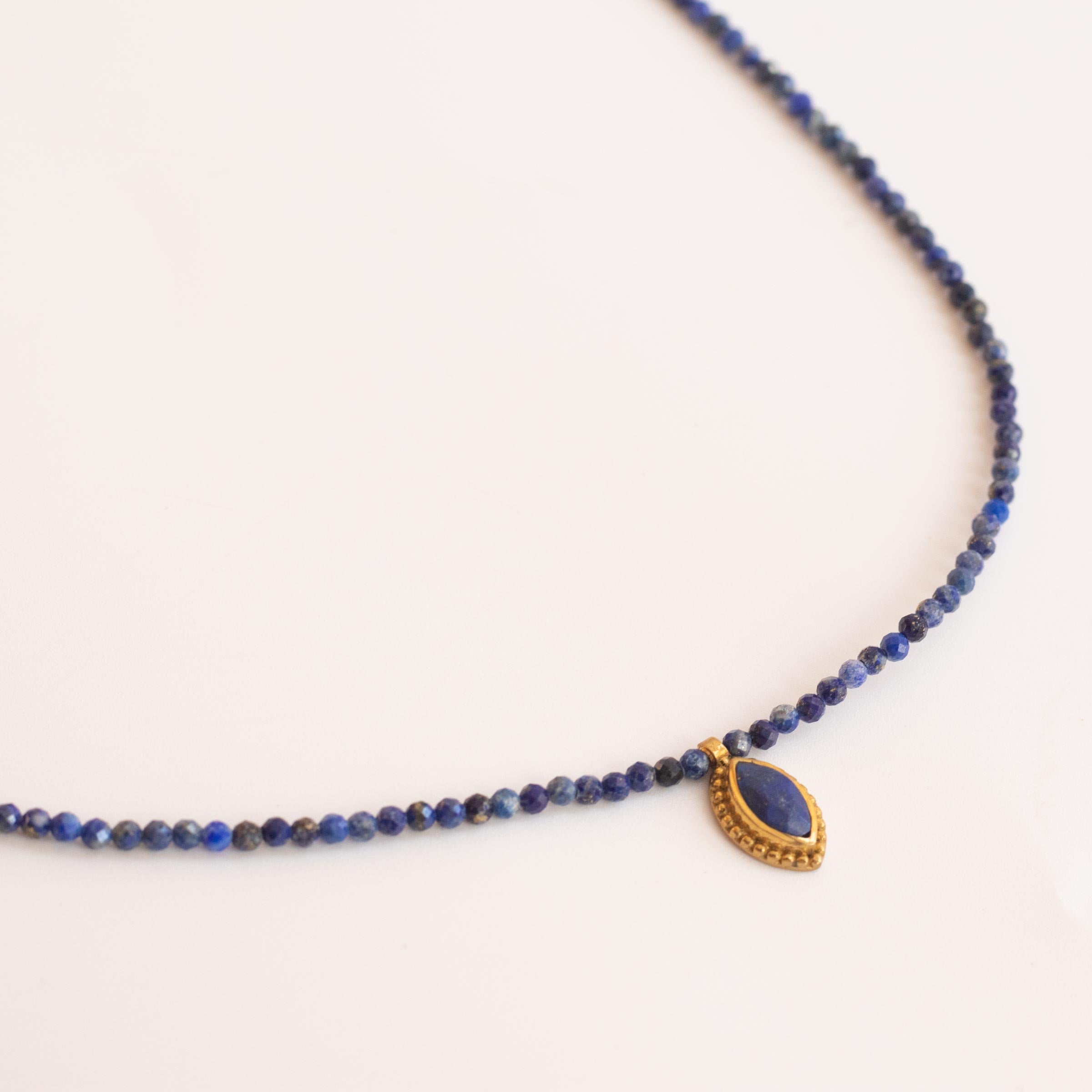 collar lapislázuli charm