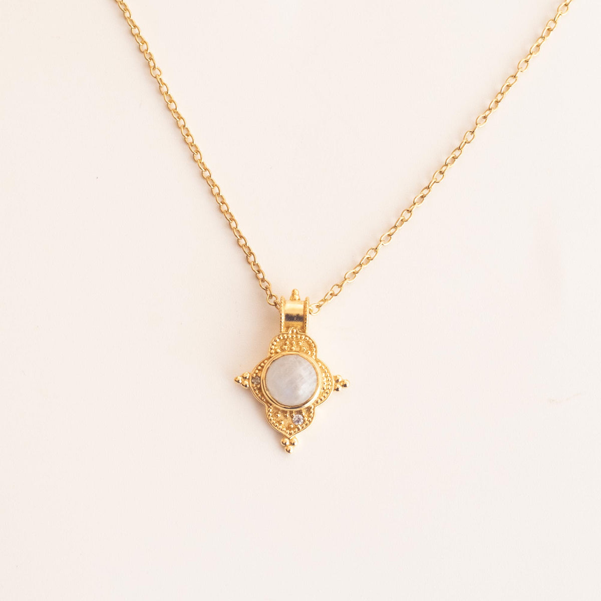 collar Kala oro 24k en fondo blanco