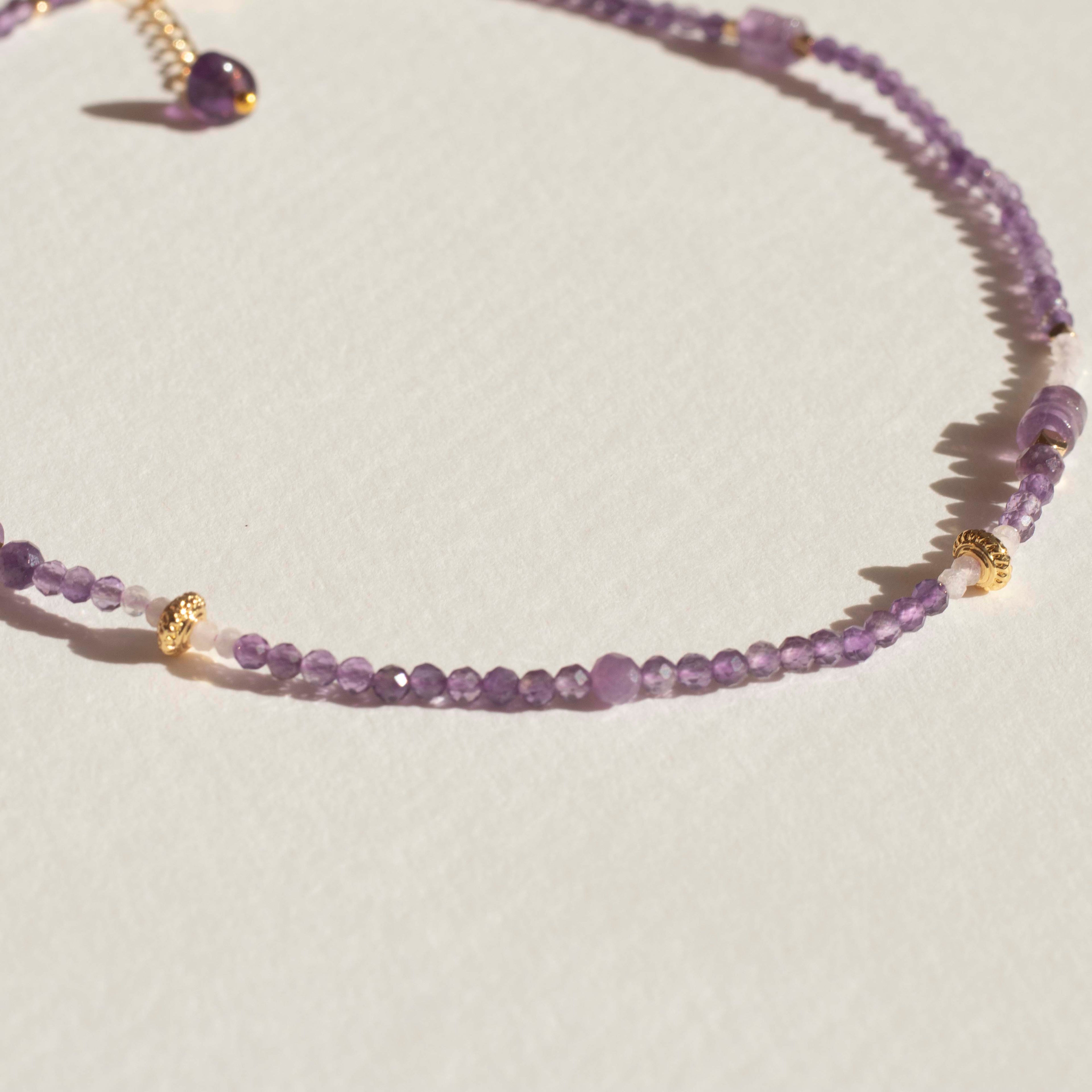 Collar amatista y piedra lunar fondo blanco