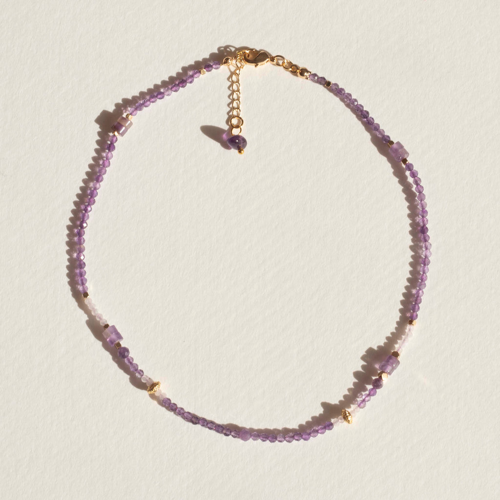 Collar amatista y piedra lunar fondo blanco