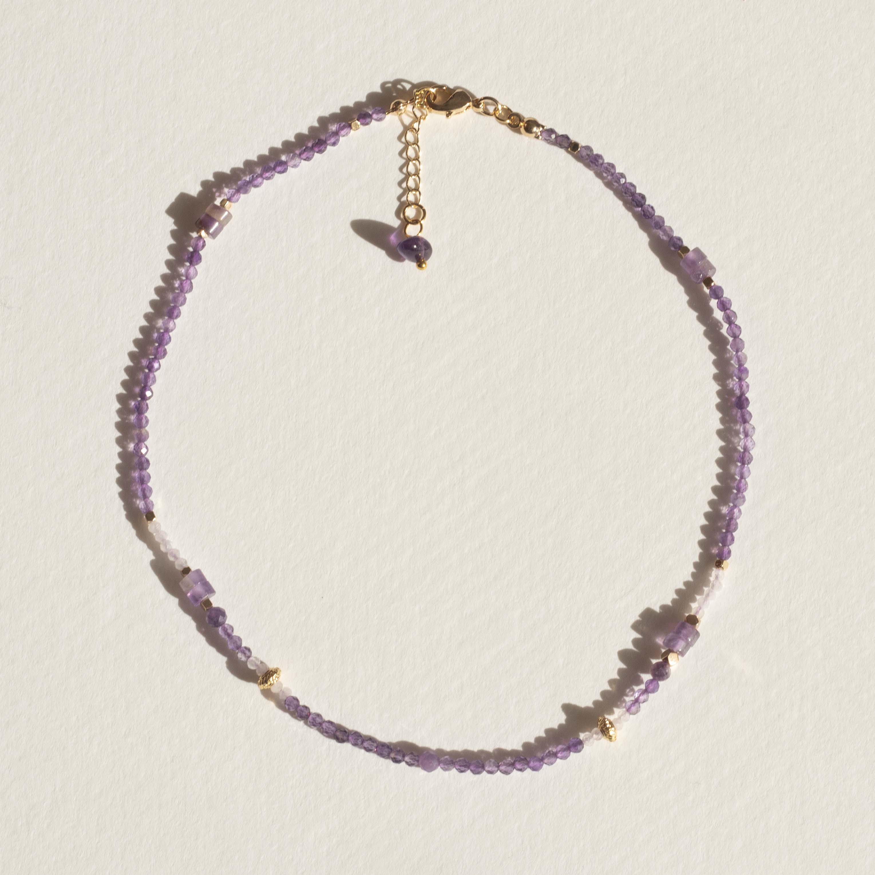 Collar amatista y piedra lunar fondo blanco