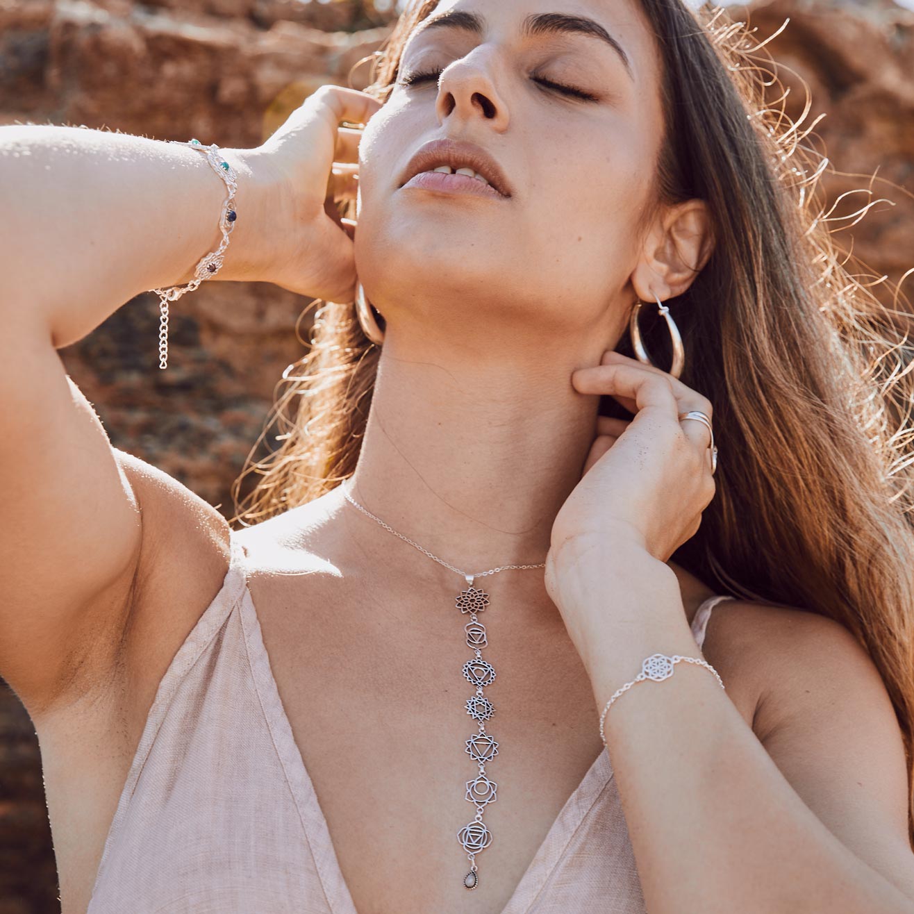 modelo con colgante chakras moonstone y pendientes  aro Lia