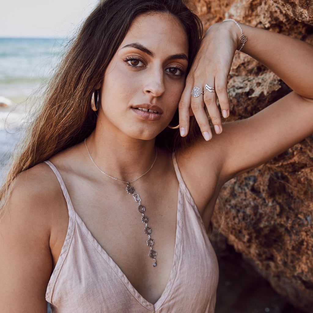 modelo con colgante chakras moonstone y pendientes  aro Lia