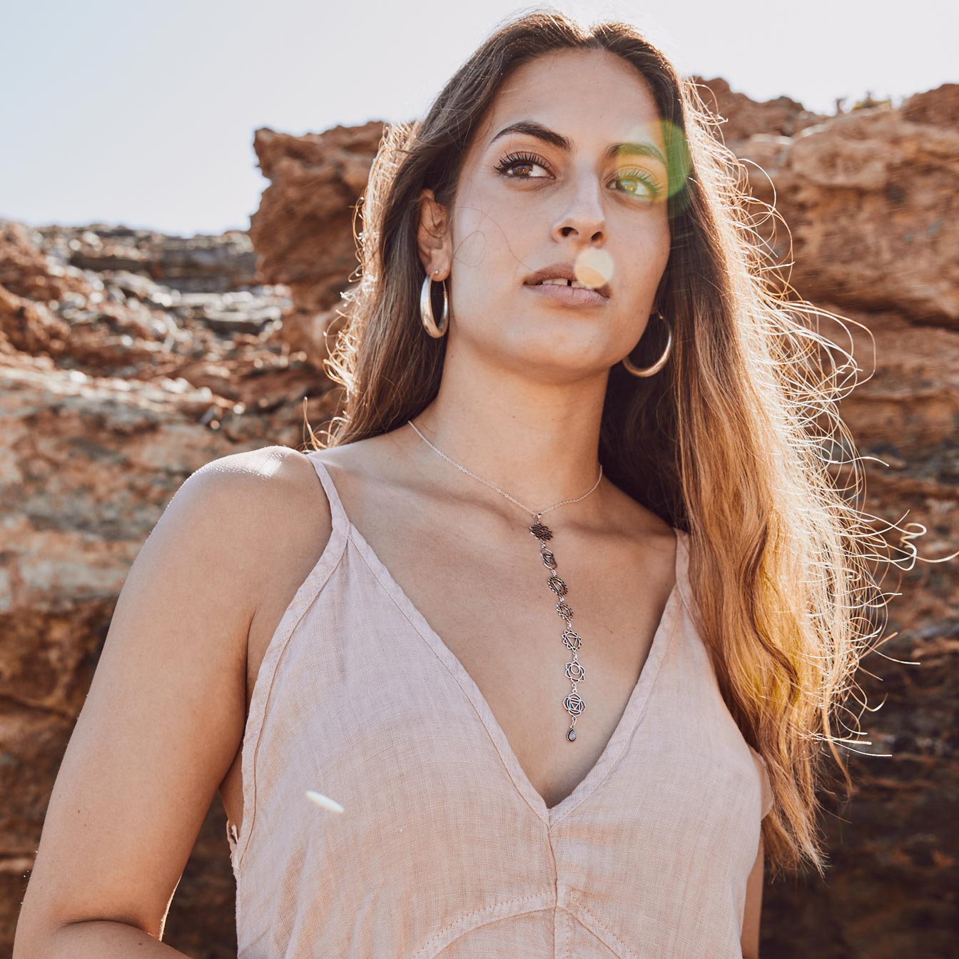 modelo con colgante chakras moonstone y pendientes  aro Lia