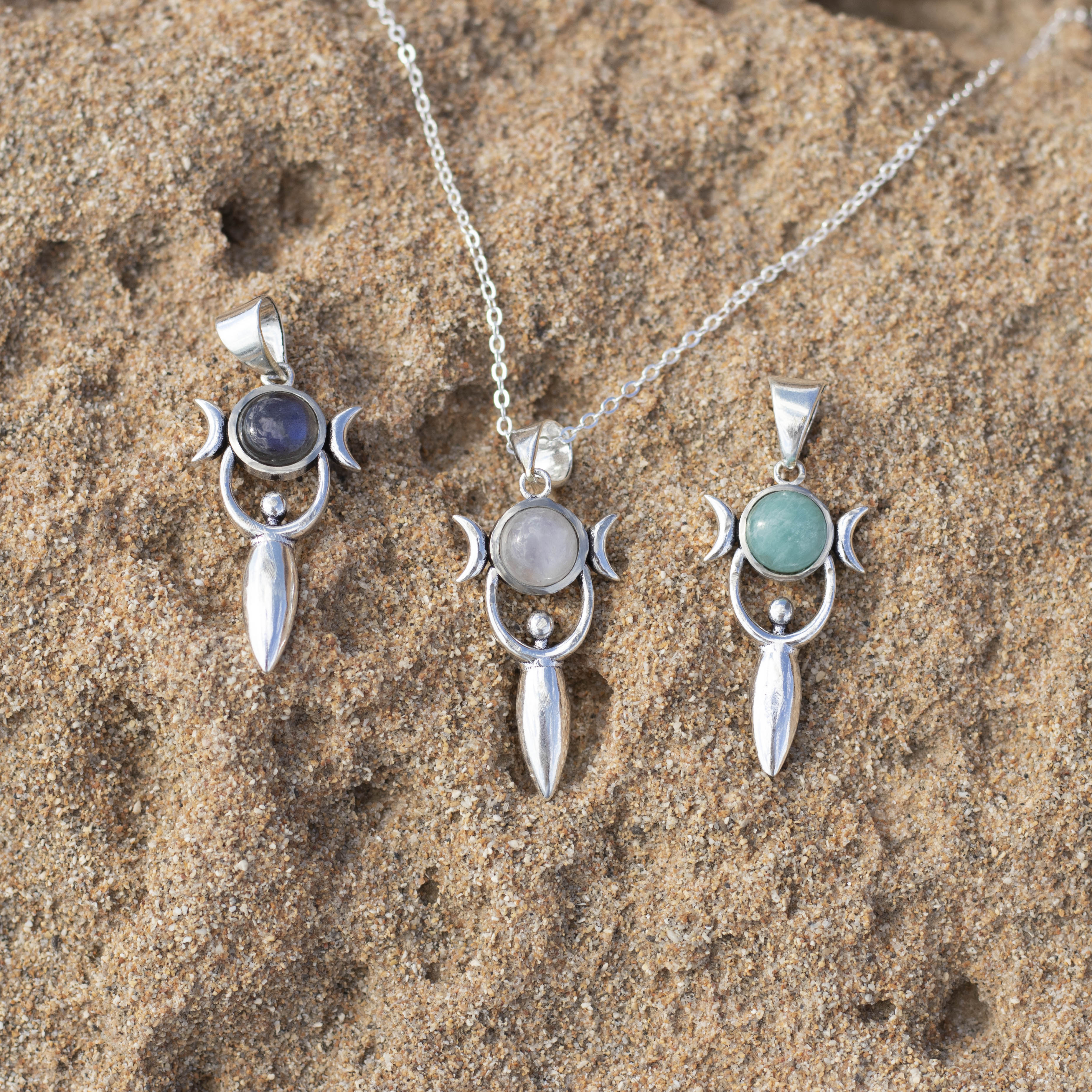 colgante chandra piedra lunar, amazonita y labradorita en pata