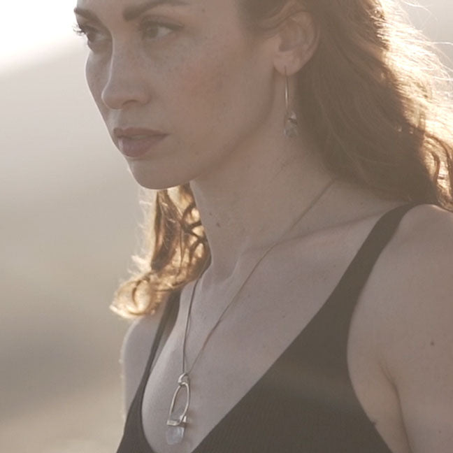 modelo con colgante cuarzo