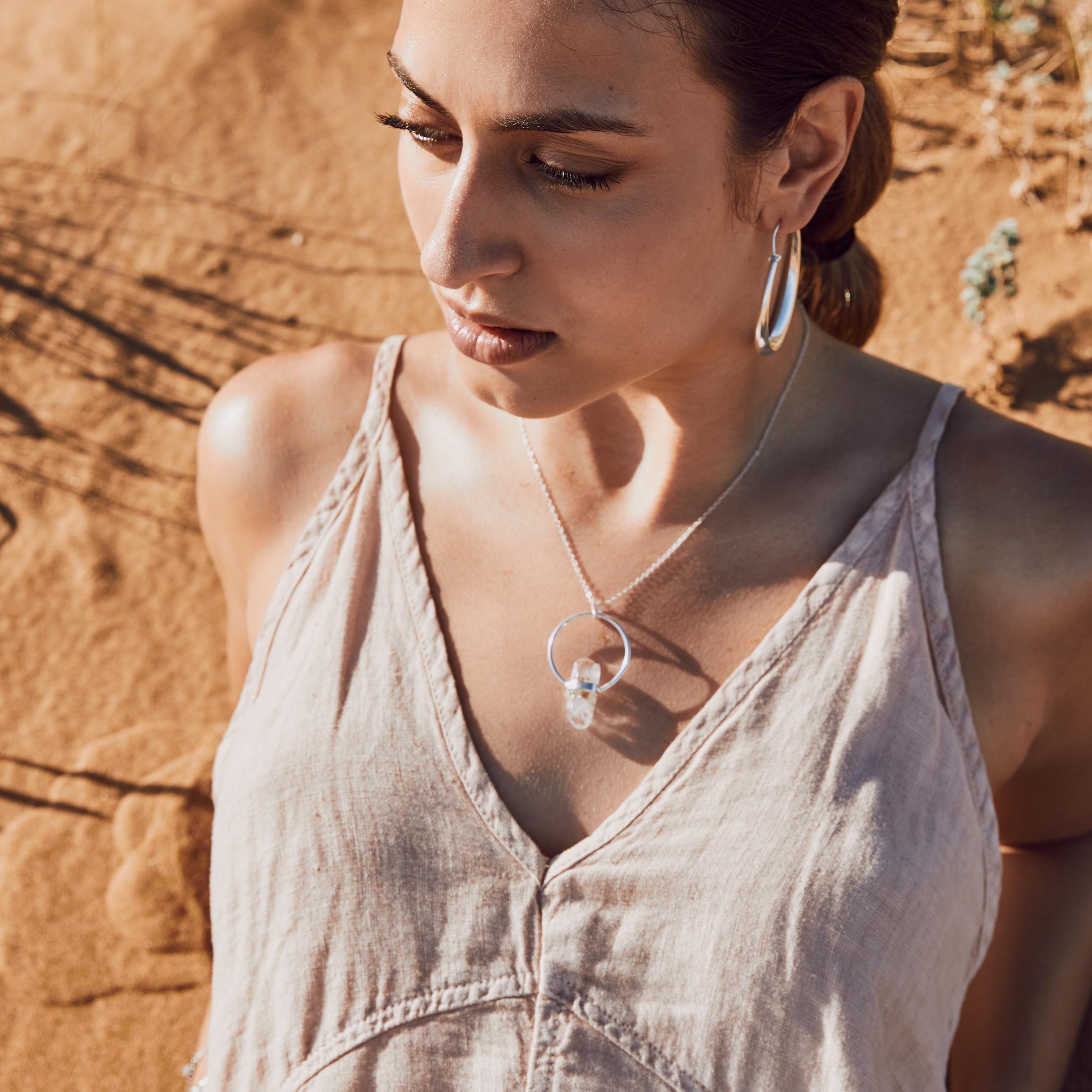 modelo con colgante cuarzo plata