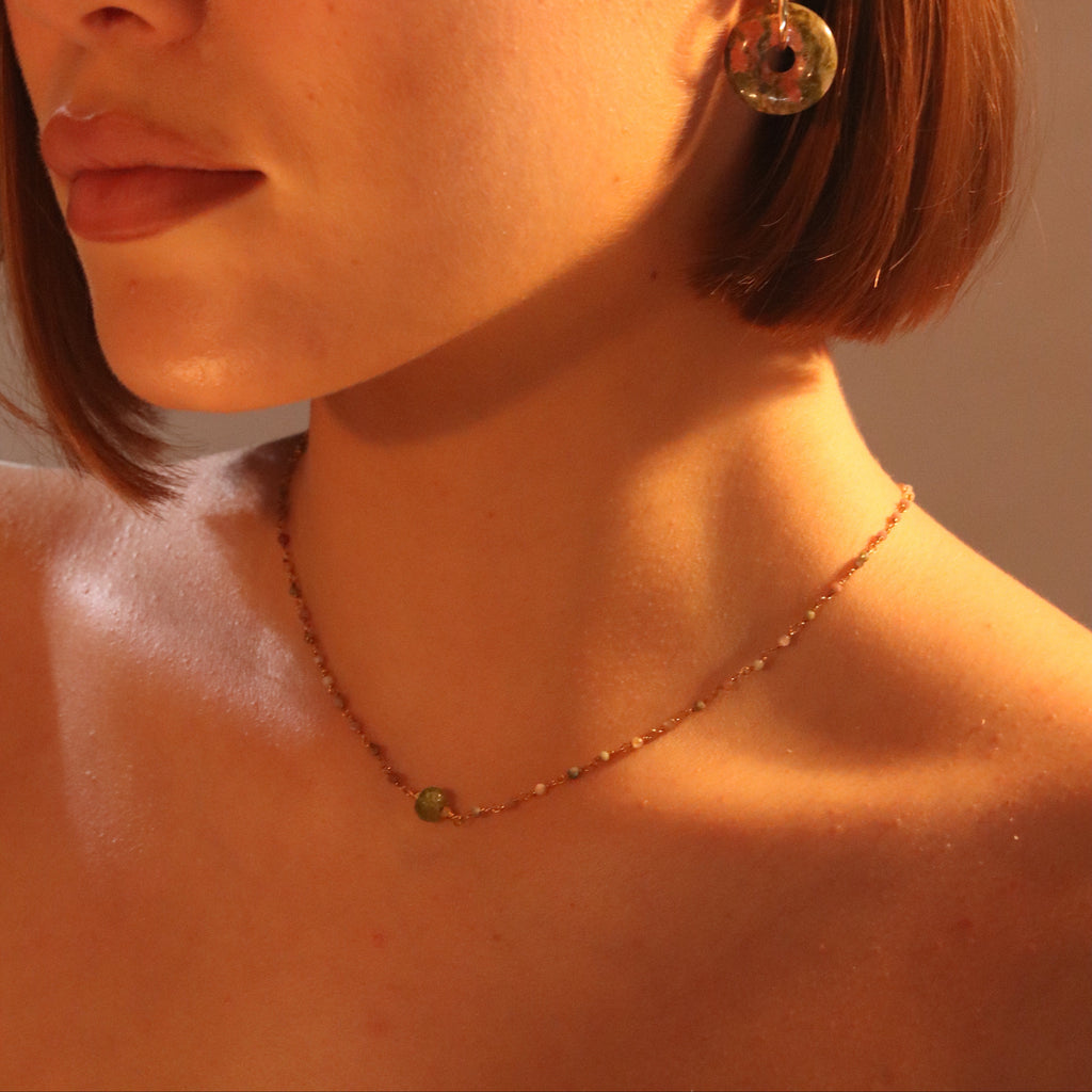 modelo con collar cuarzo